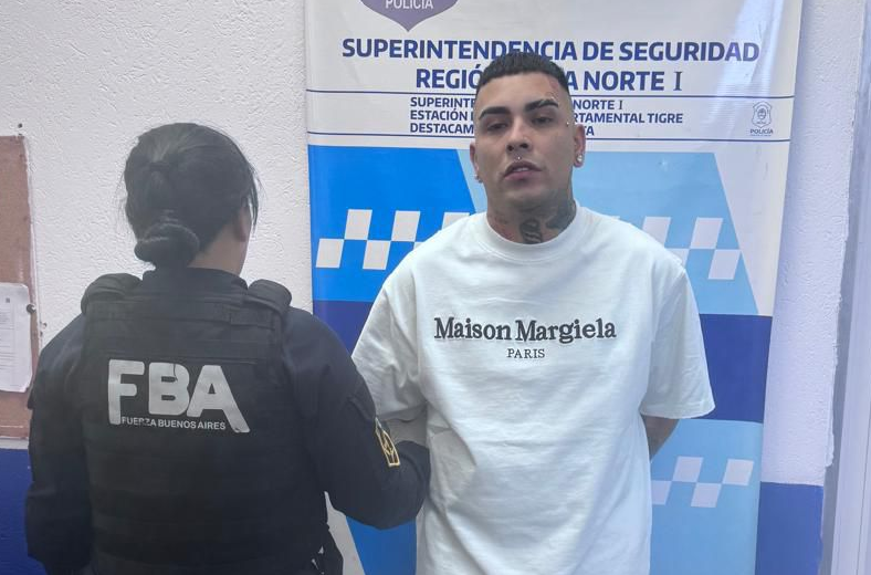 Detuvieron al cantante Callejero Fino con un arma de guerra ilegal: iba al cumplea&ntilde;os del novio de Mar&iacute;a Becerra