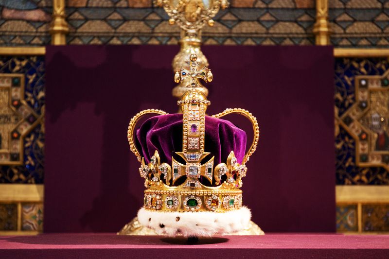 FOTO DE ARCHIVO: La Corona de San Eduardo, que no ha salido de la Torre de Londres desde hace 60 años, se exhibe durante un servicio para celebrar el 60 aniversario de la coronación de la reina Isabel en la Abadía de Westminster en Londres, Reino Unido. 4 de junio, 2013. REUTERS/Jack Hill/Pool