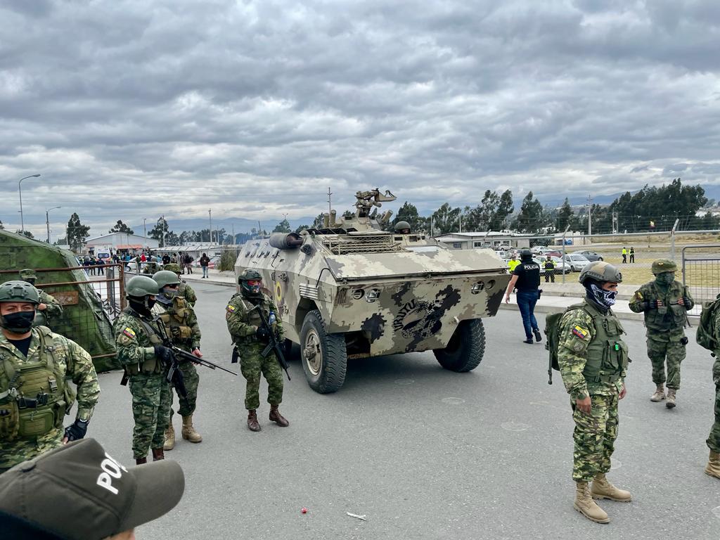 Militares a las afueras de la cárcel de Latacunga donde sucedió un motín (Foto: SNAI).