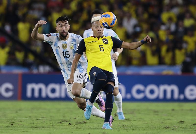 Otro de los partidos que protagonizó Byron Castillo: el empate ante Argentina (Foto: Reuters)