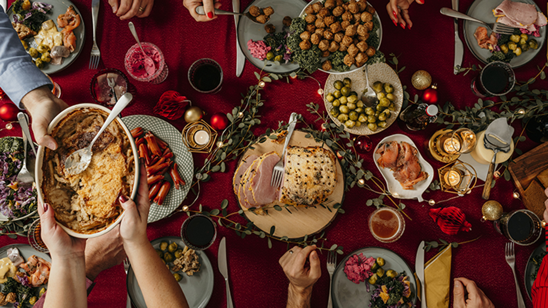 Evitar comer antes de sentarse a la mesa y respetar las cuatro comidas diarias también en época de fiestas (Getty)