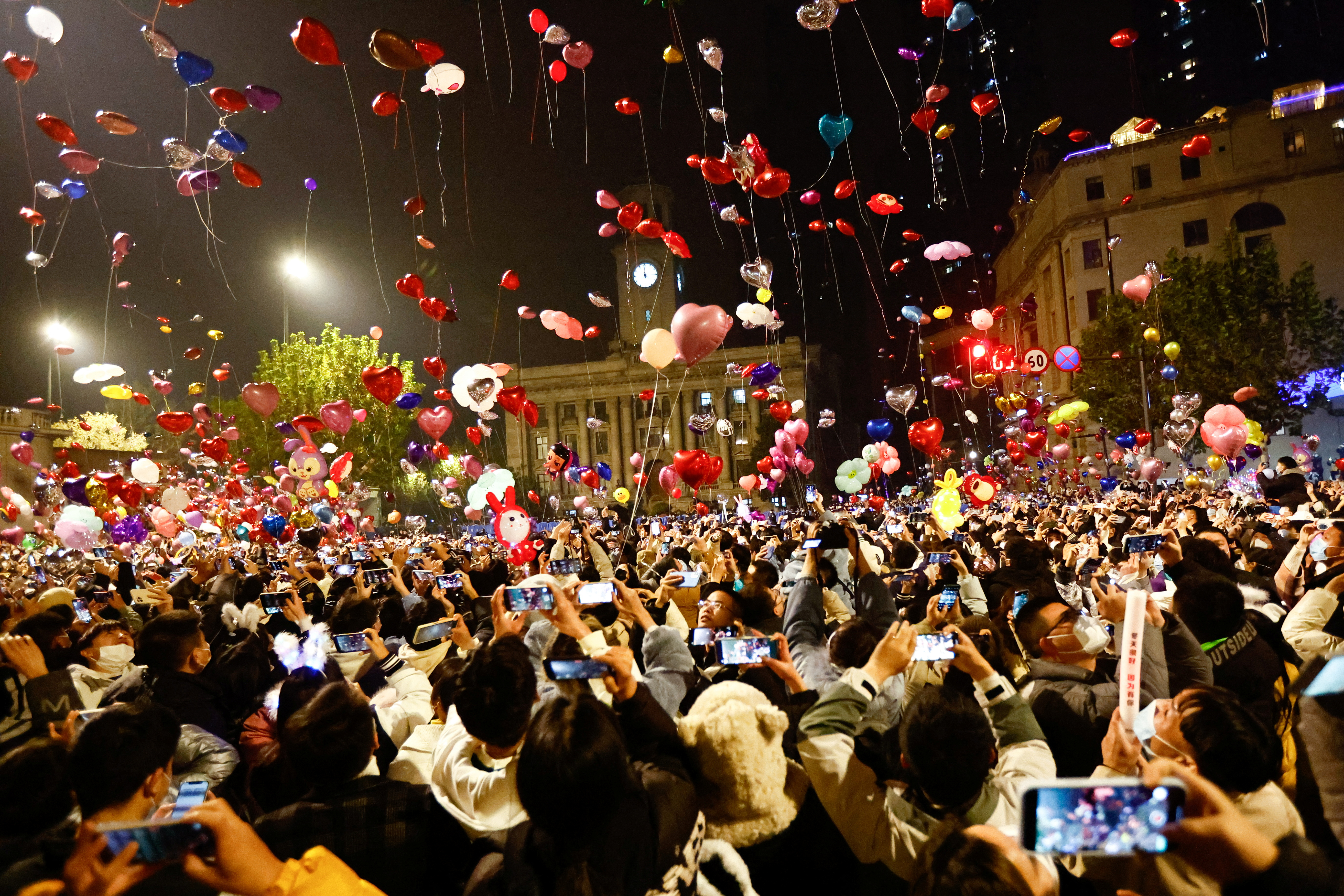 Los fetsejos en Wuhan, China, incluyeron miles de coloridos globos que fueron soltados al cielo (REUTERS)