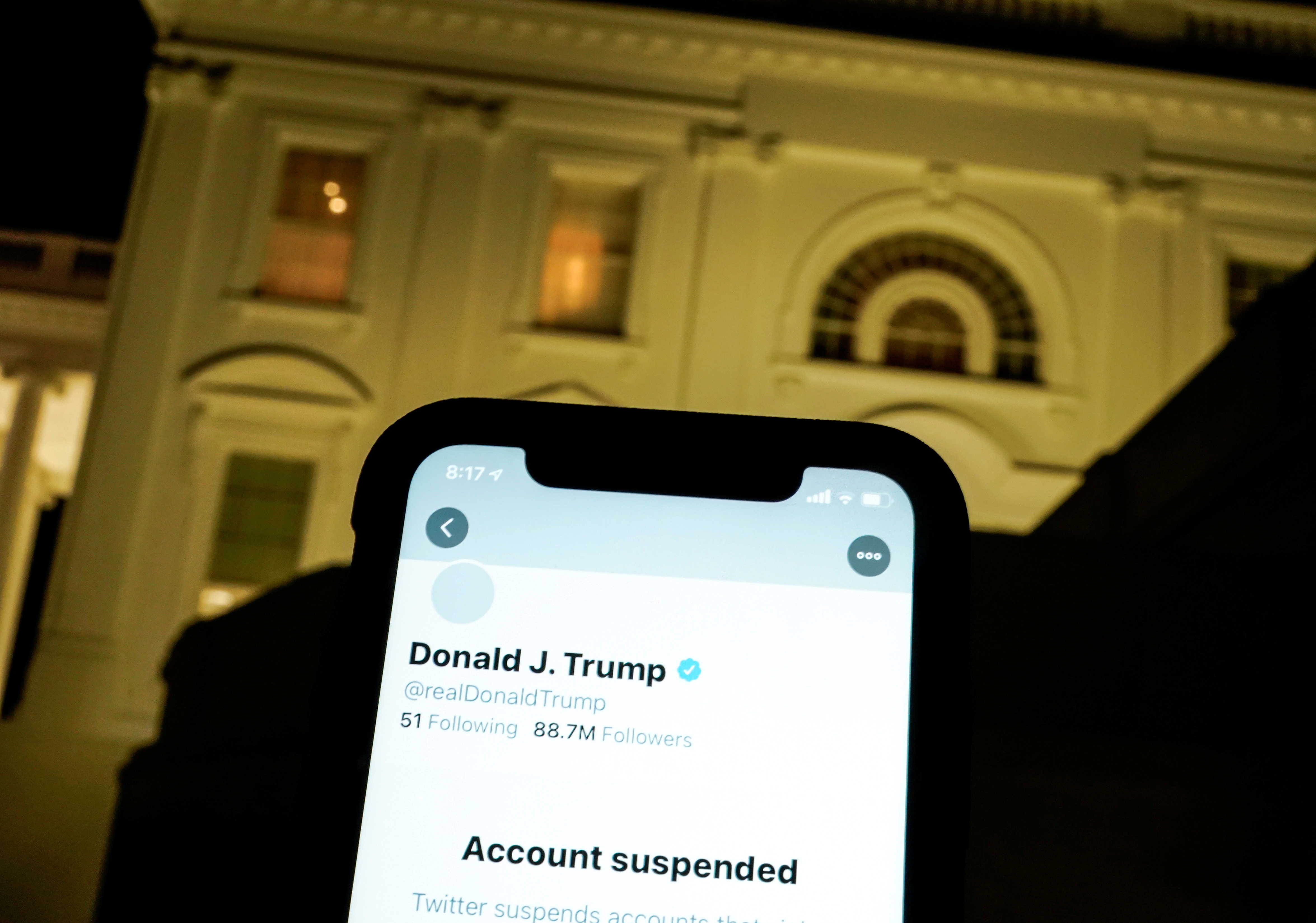 La cuenta en Twitter del ex mandatario fue suspendida tras su comentarios incendiarios durante el asalto al Capitolio (FOTO: REUTERS)