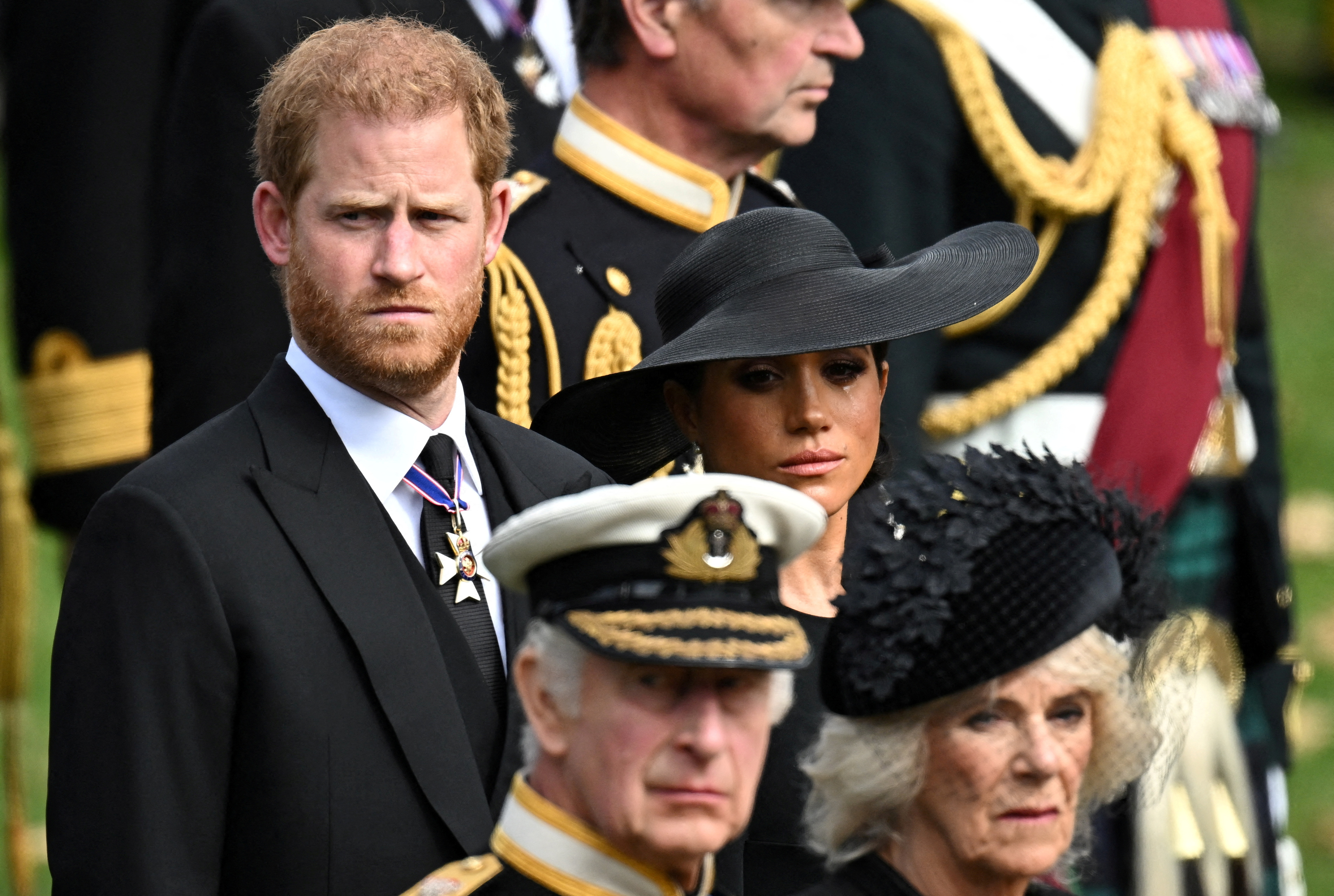Los duques de Sussex con el rey Carlos III y la reina consorte, Camilla Parker-Bowles, en el funeral de estado de Isabel II en Londres (Reuters)