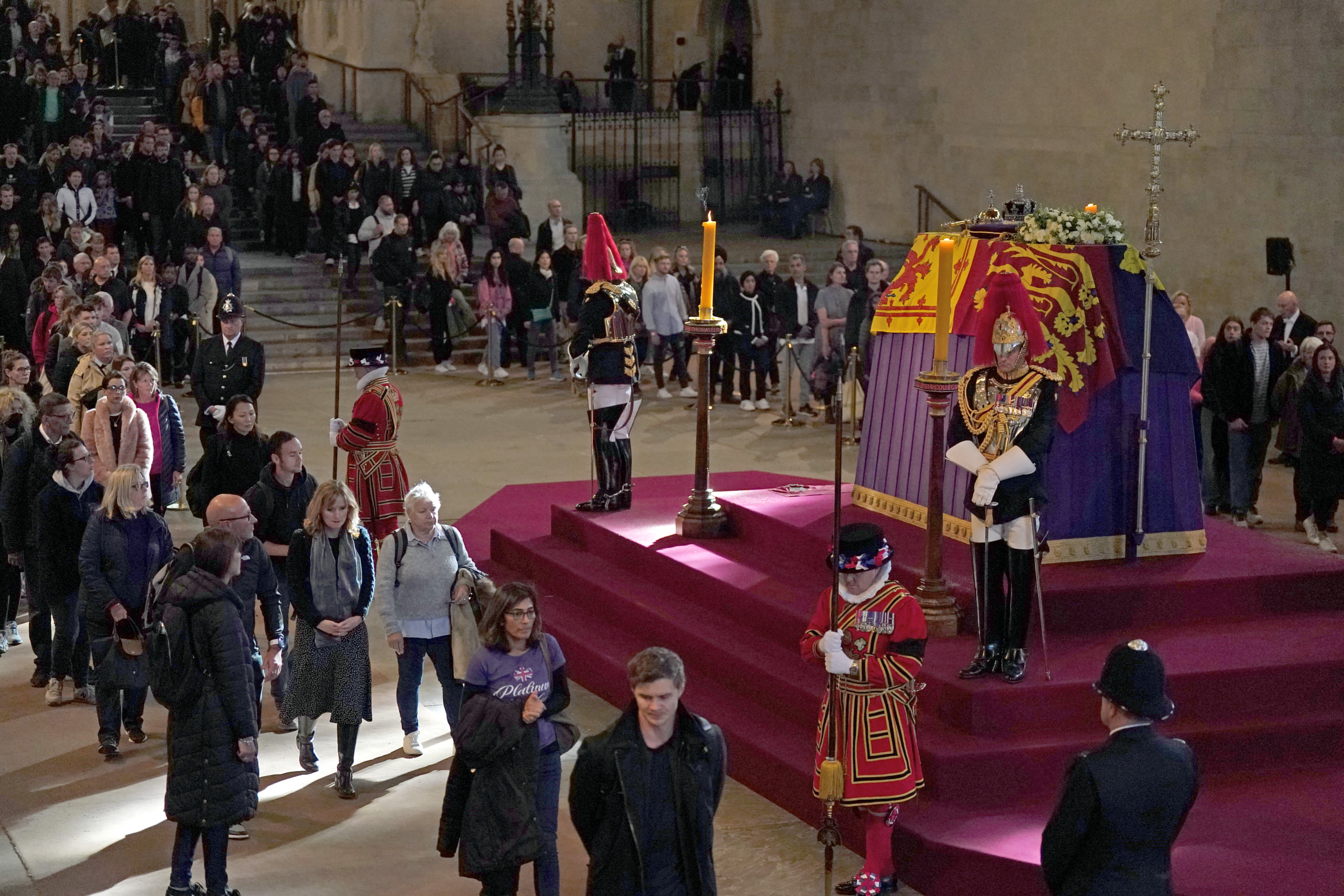 Los grandes funerales de la historia: el hilo que conecta a la Reina Isabel con Evita y Maradona