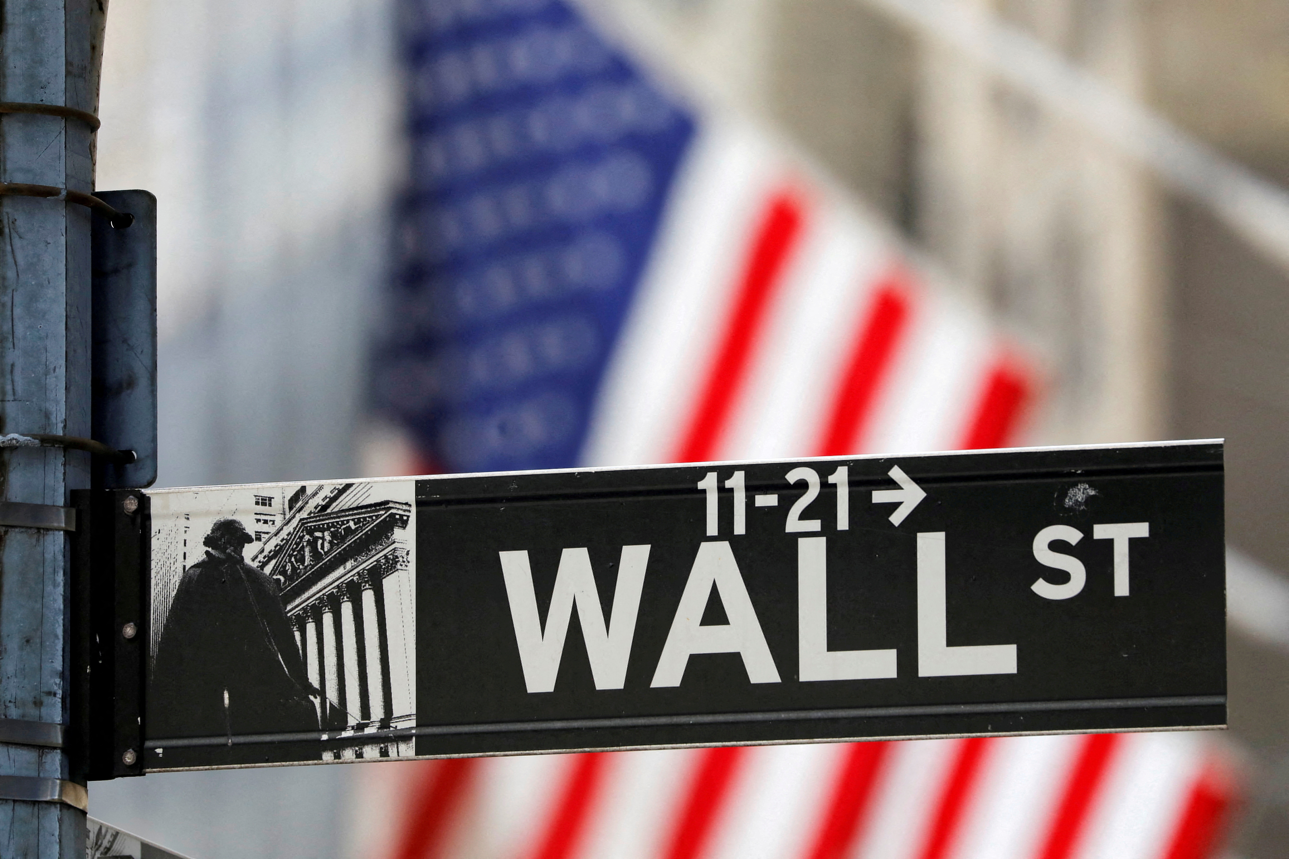 Un cartel de la calle Wall Street en la puerta de la Bolsa de Valores ((REUTERS/Andrew Kelly)