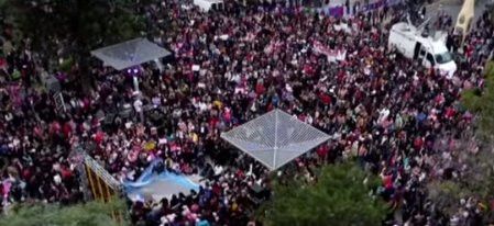 La marcha se hace en la Plaza 25 Mayo (captura TN)