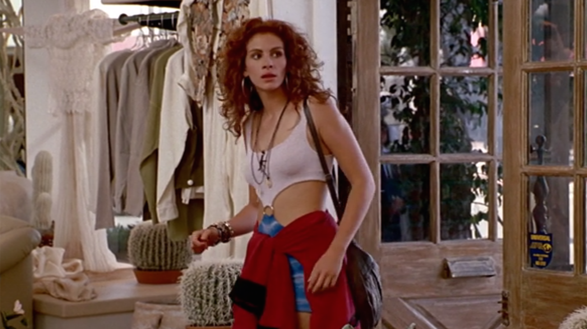 The openings of this dress, which could even remind the cuts of the two-tone minidress that Julia Roberts wears at the beginning of Pretty Woman, revealed the abdomen of the monarch