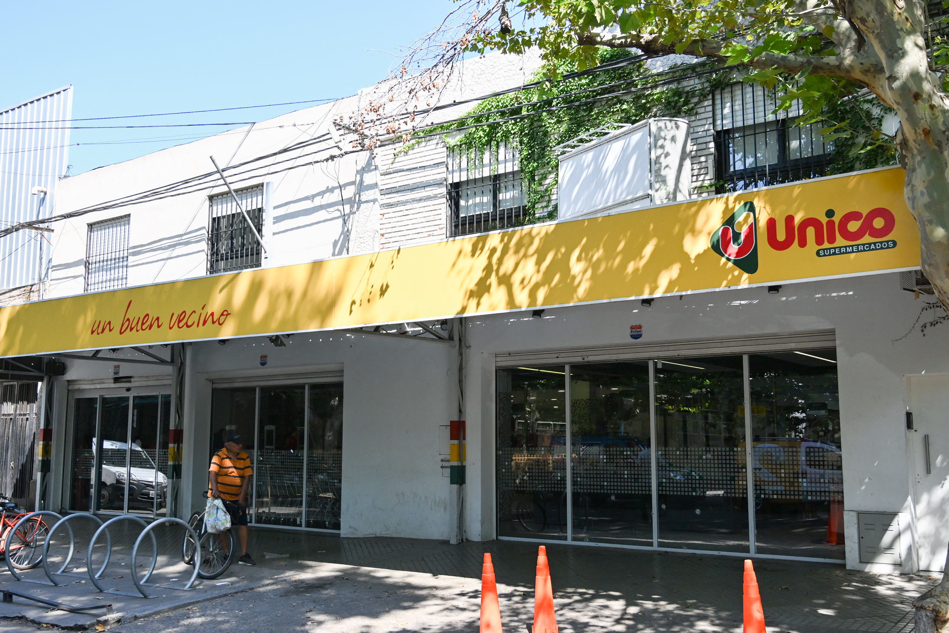 El supermercado de la familia de Antonela Rocuzzo que fue baleado (REUTERS)