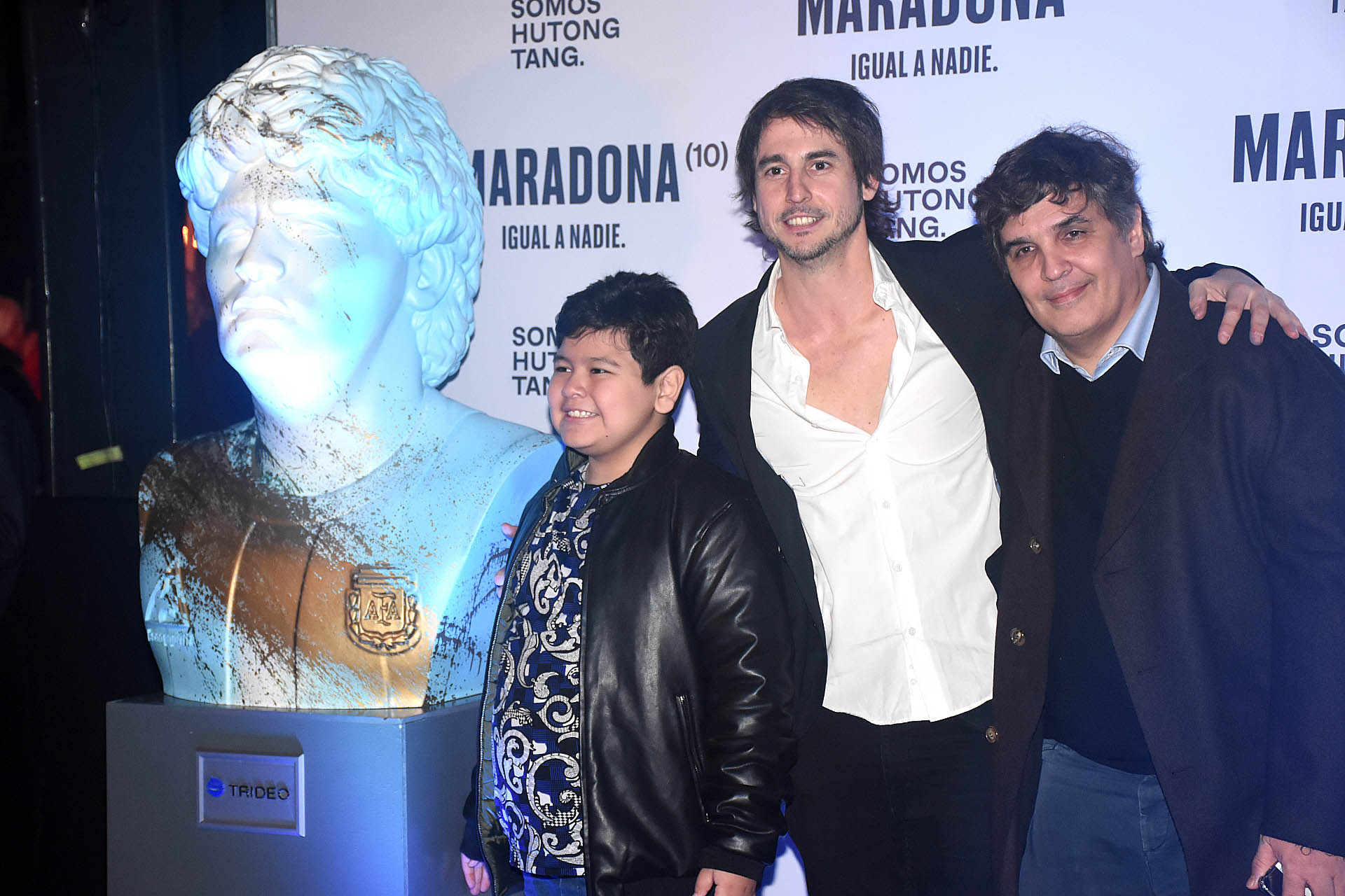 Dieguito Fernando Maradona junto a Francisco García Moritan y Alejandro Candioti, socios del restaurante 