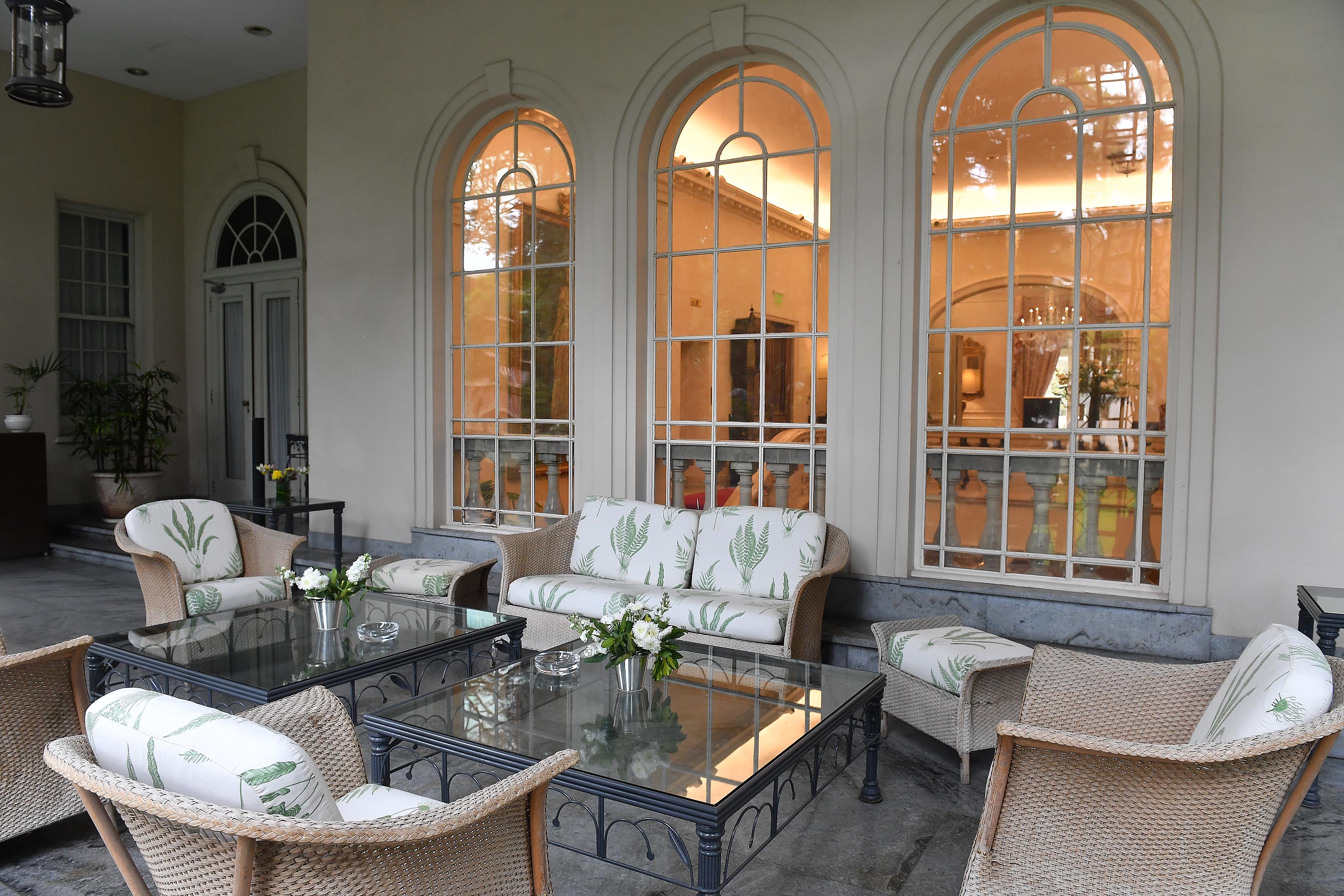 La terraza es una de las obras más modernas de la residencia y precede al jardín. La embajadora y su marido, Peter Hayes, suelen disfrutar de este espacio al aire libre (Maximiliano Luna)