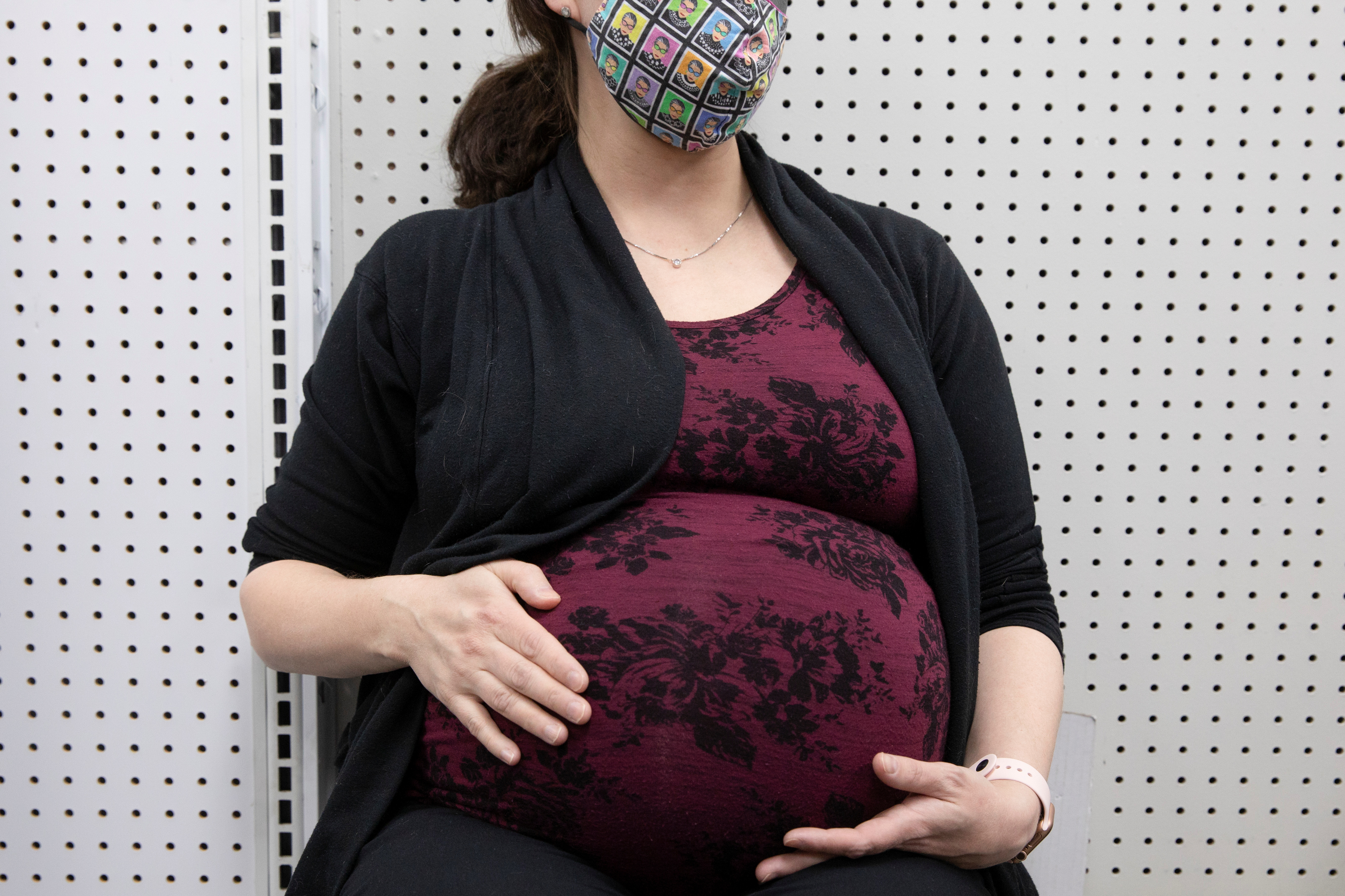 Las personas que cursan un embarazo pueden ser afectadas por la infección por el coronavirus: tienen más probabilidades de tener un parto prematuro y pérdida del embarazo / REUTERS/Hannah Beier