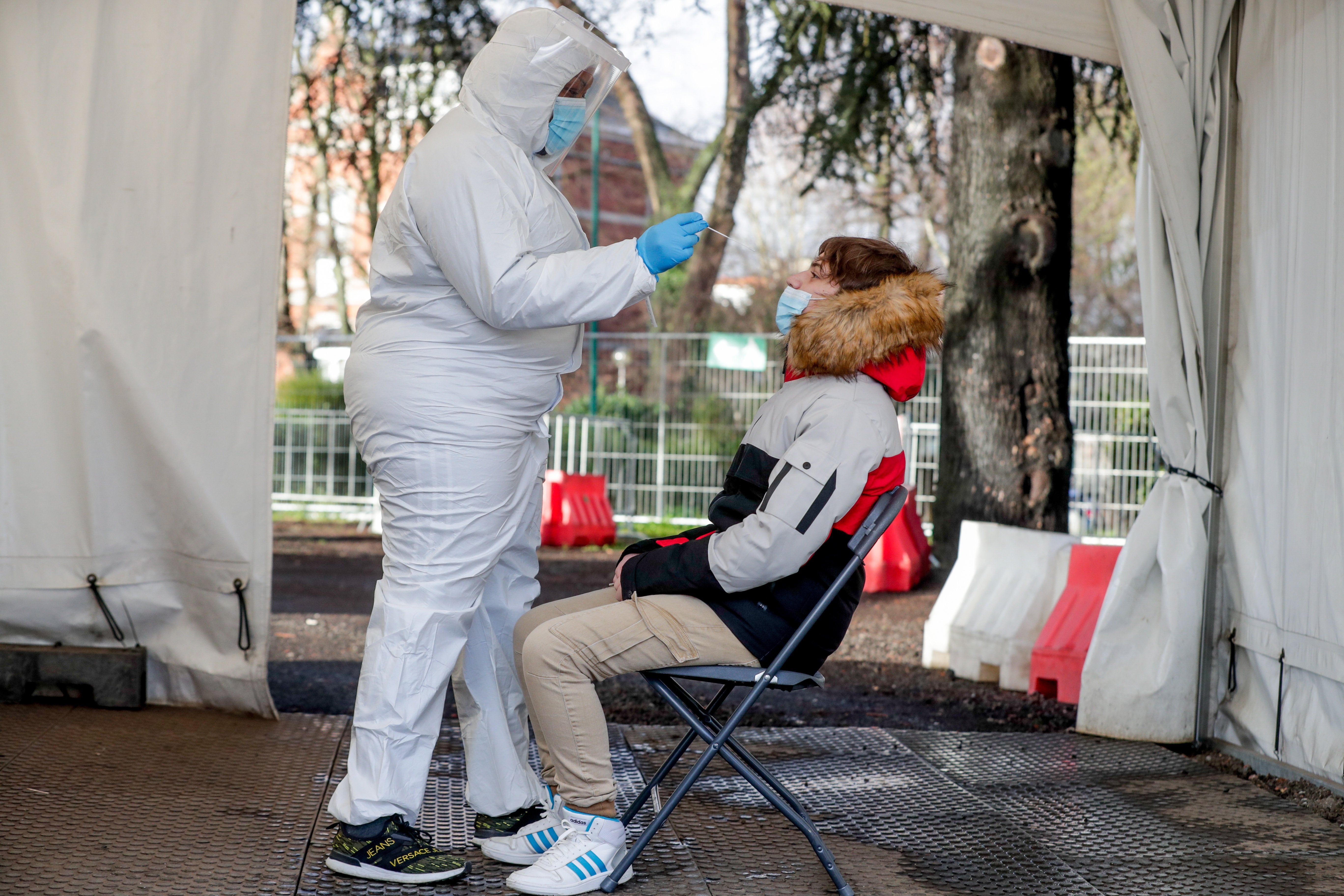 “Argentina entra en la temporada de frío con una meseta alta de casos. Con el otoño se dará una segunda ola de casos, y el riesgo es que las personas mayores aún no están vacunadas” (EFE)