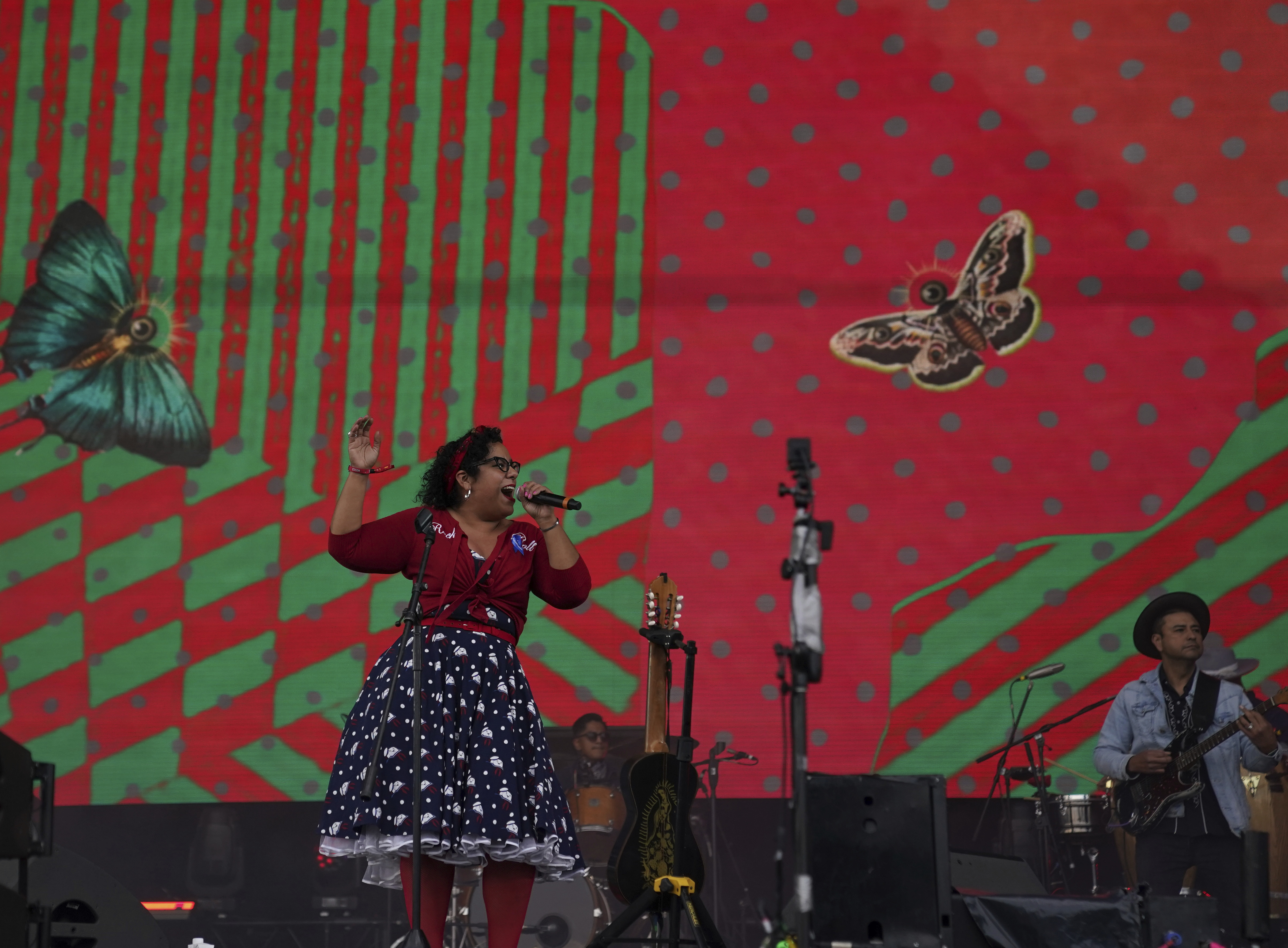 Marisol "La Marisoul" Hernández vocalista de la banda mexico-estadounidense La Santa Cecilia durante su presentación en el festival Vive Latino en la Ciudad de México el sábado 18 de marzo de 2023. (Foto AP/Fernando Llano)