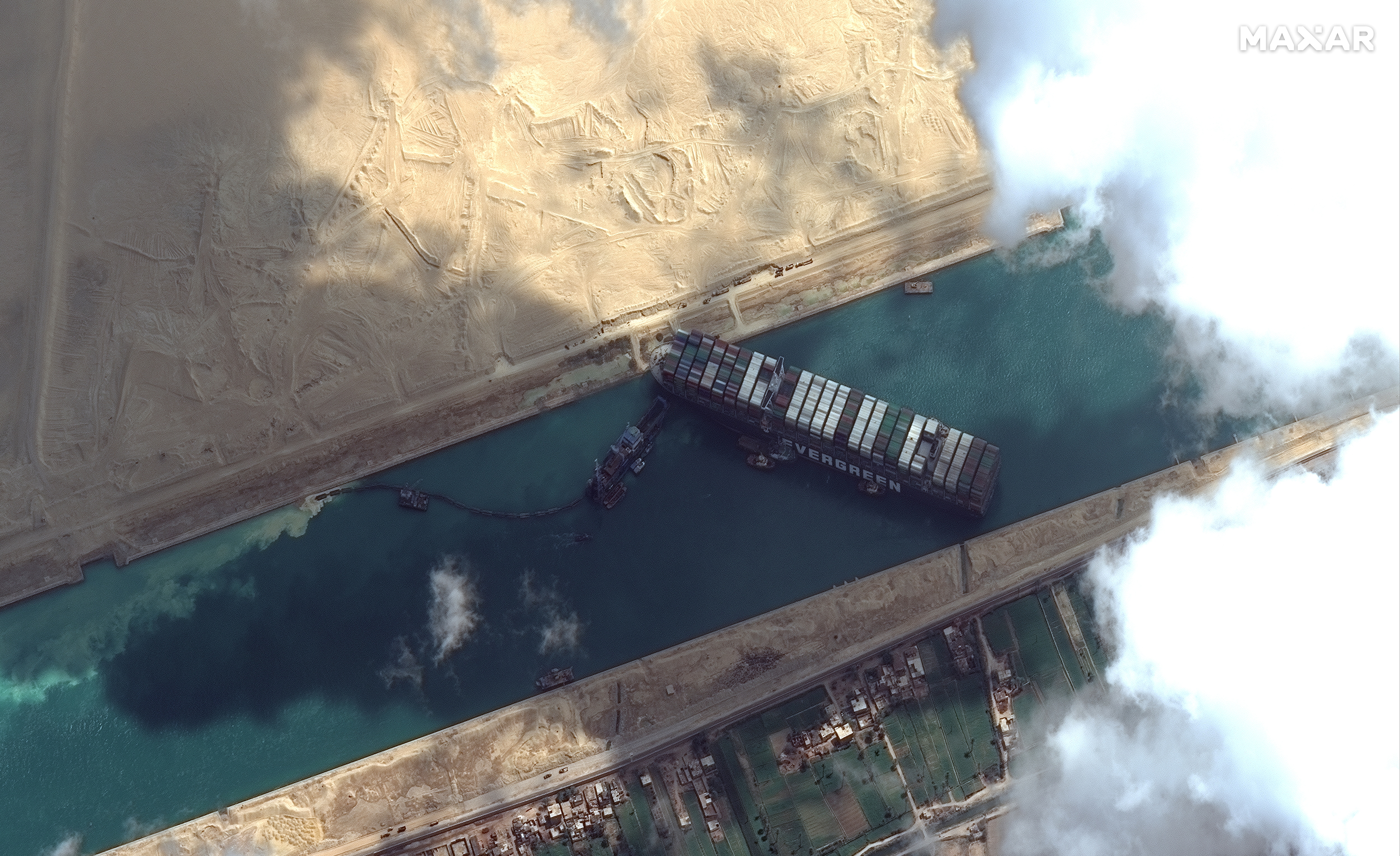 El portacontenedores Ever Given aparece en el Canal de Suez en esta imagen de satélite de Maxar Technologies tomada el 26 de marzo de 2021 (REUTERS)