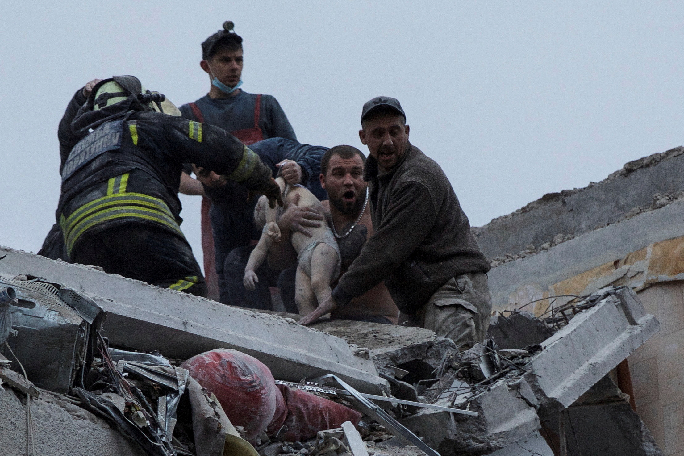 Nueve muertos dejó un bombardeo ruso contra un edificio residencial en la región de Donetsk