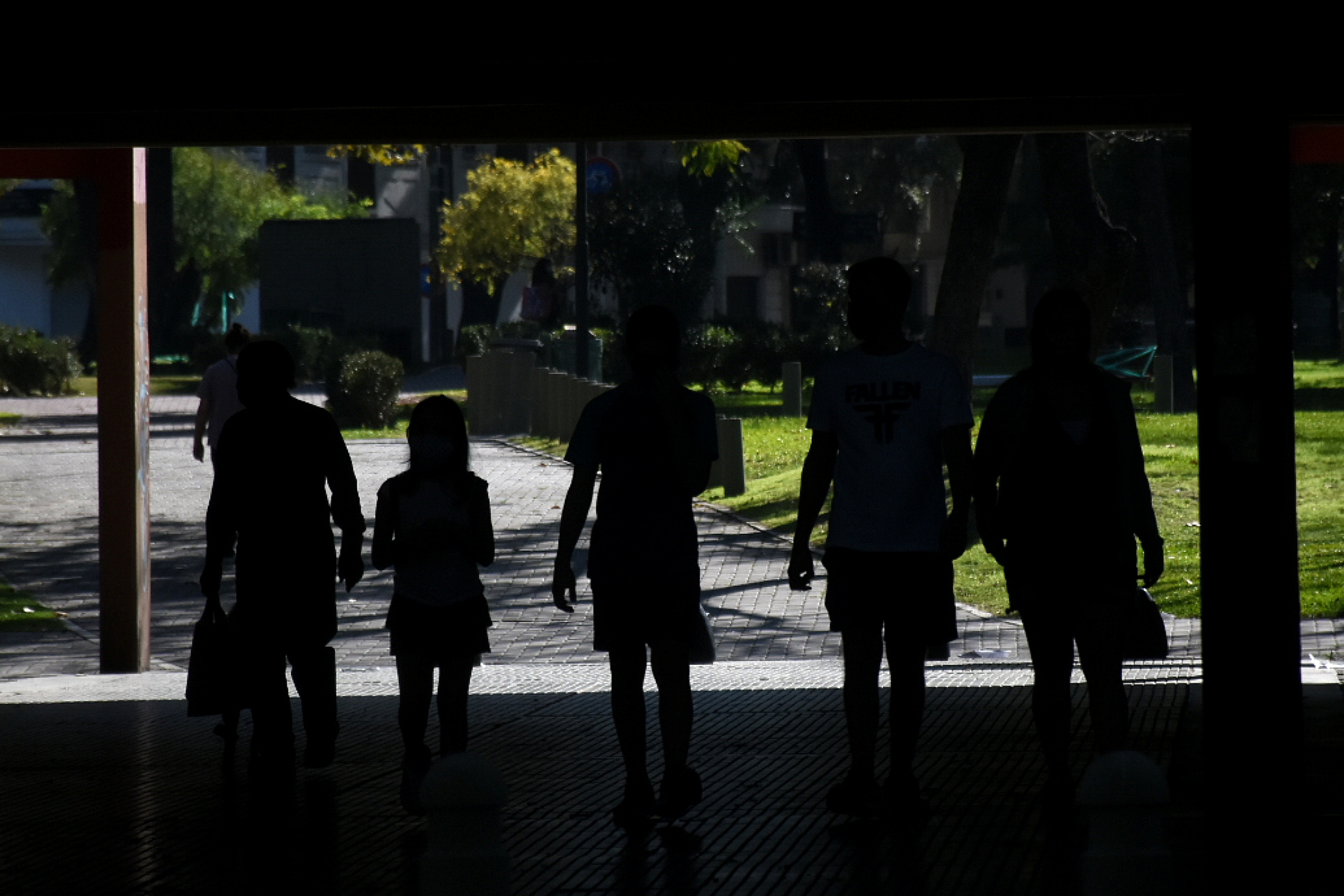 Un grupo de niños, junto a sus padres, en una plaza porteña