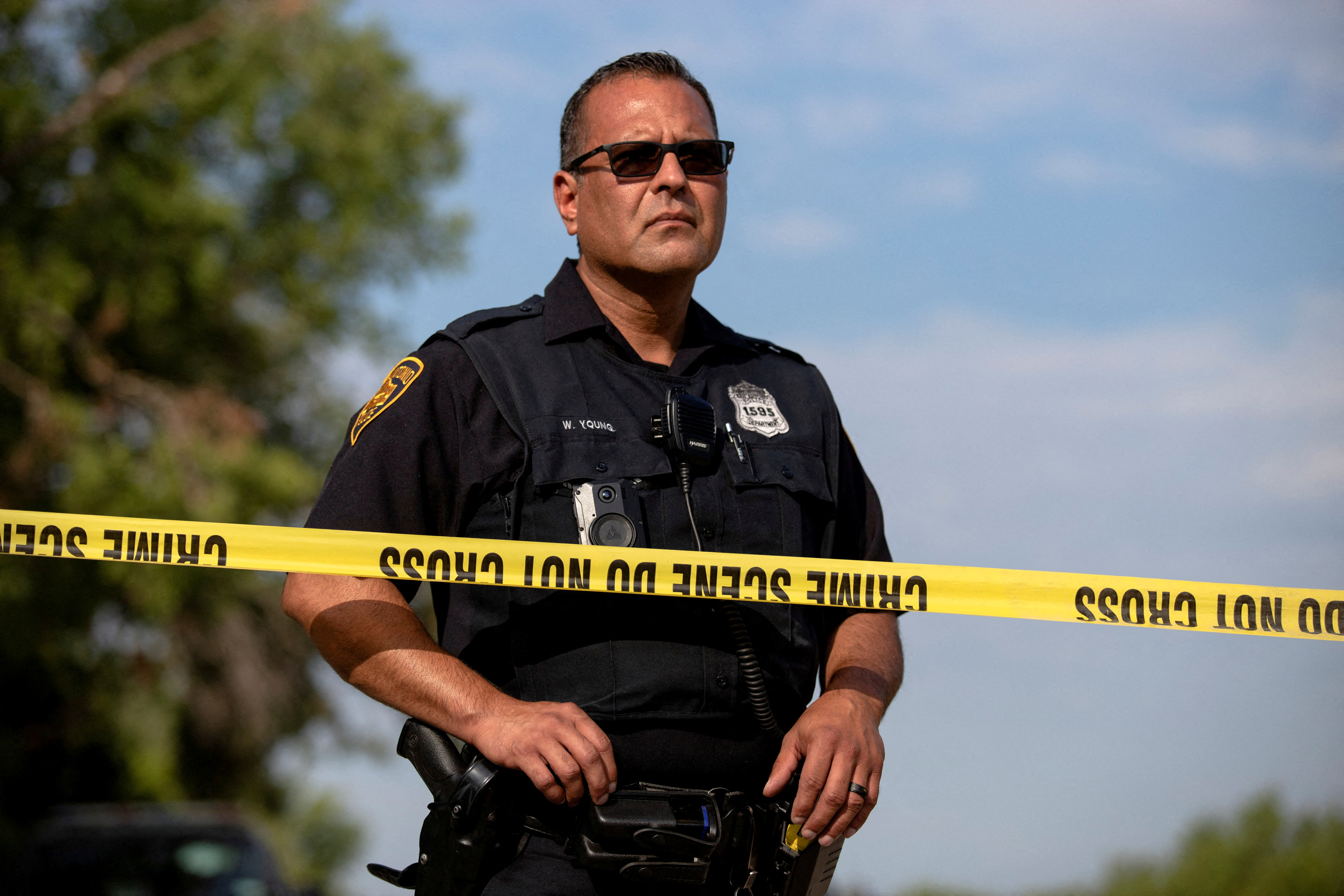 Un agente de la ley trabaja en la escena donde los migrantes fueron encontrados muertos dentro de un camión con remolque en San Antonio, Texas, Estados Unidos 28 de junio de 2022. REUTERS/Kaylee Greenlee Beal