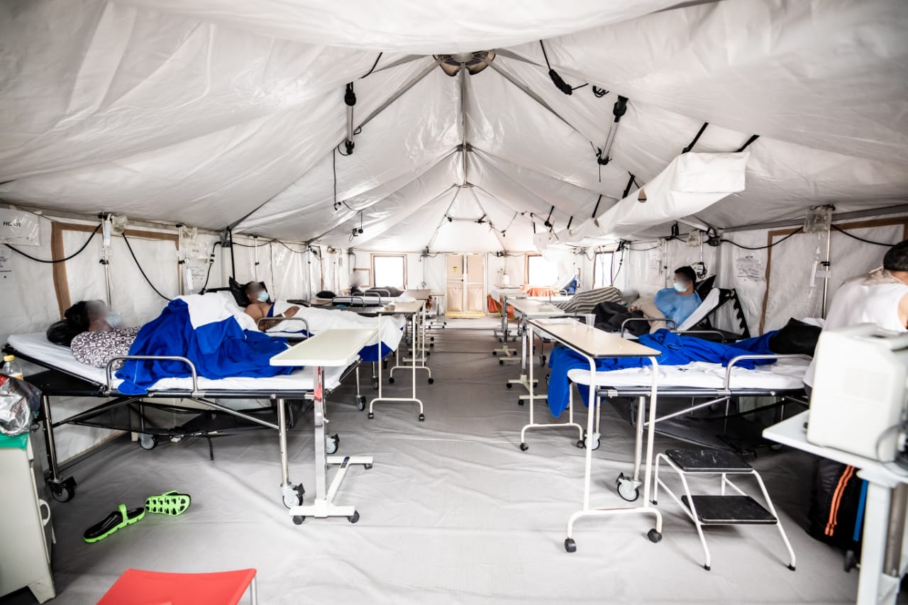 Imágenes del hospital de campaña instalado en el Hospital de Engativá en Bogotá. Foto: Alcaldía de Bogotá.