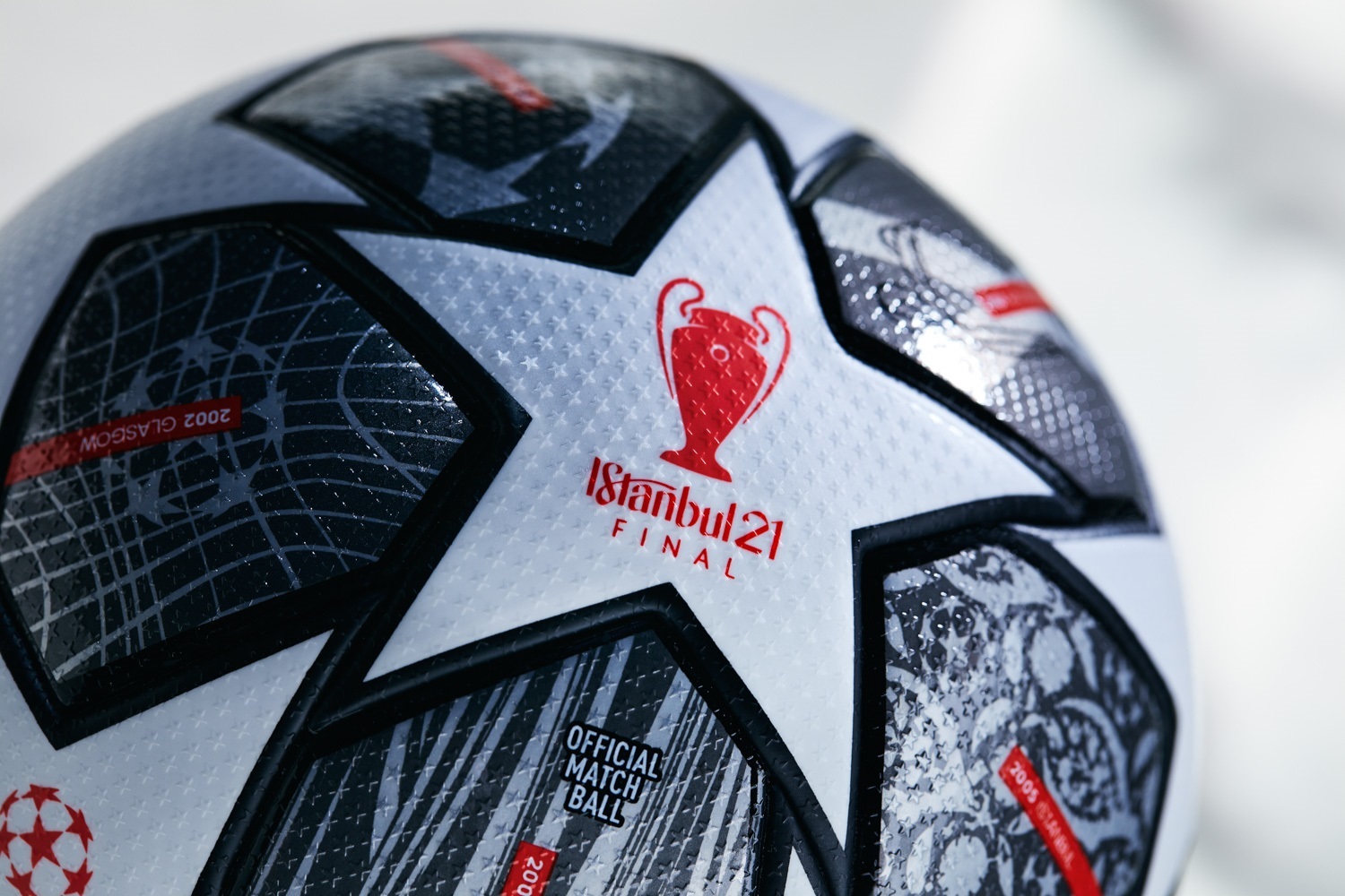 Fútbol/Liga Campeones.- El Finale Istambul 21 de adidas, balón de la final de Liga de Campeones - Infobae