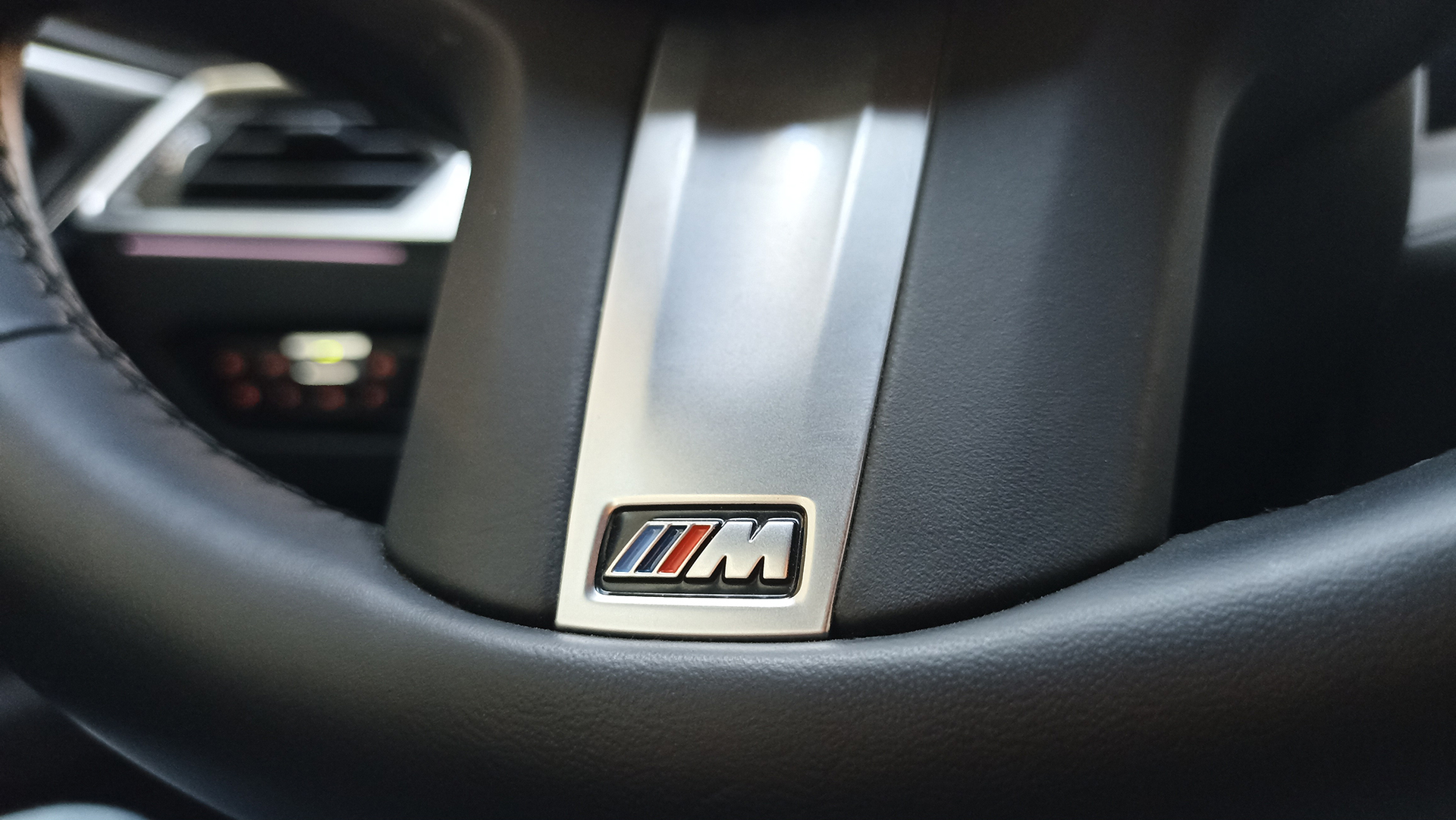 La "M" se identifica hace medio siglo con los autos deportivos de BMW, y es parte de la personalidad del 430i Coupé