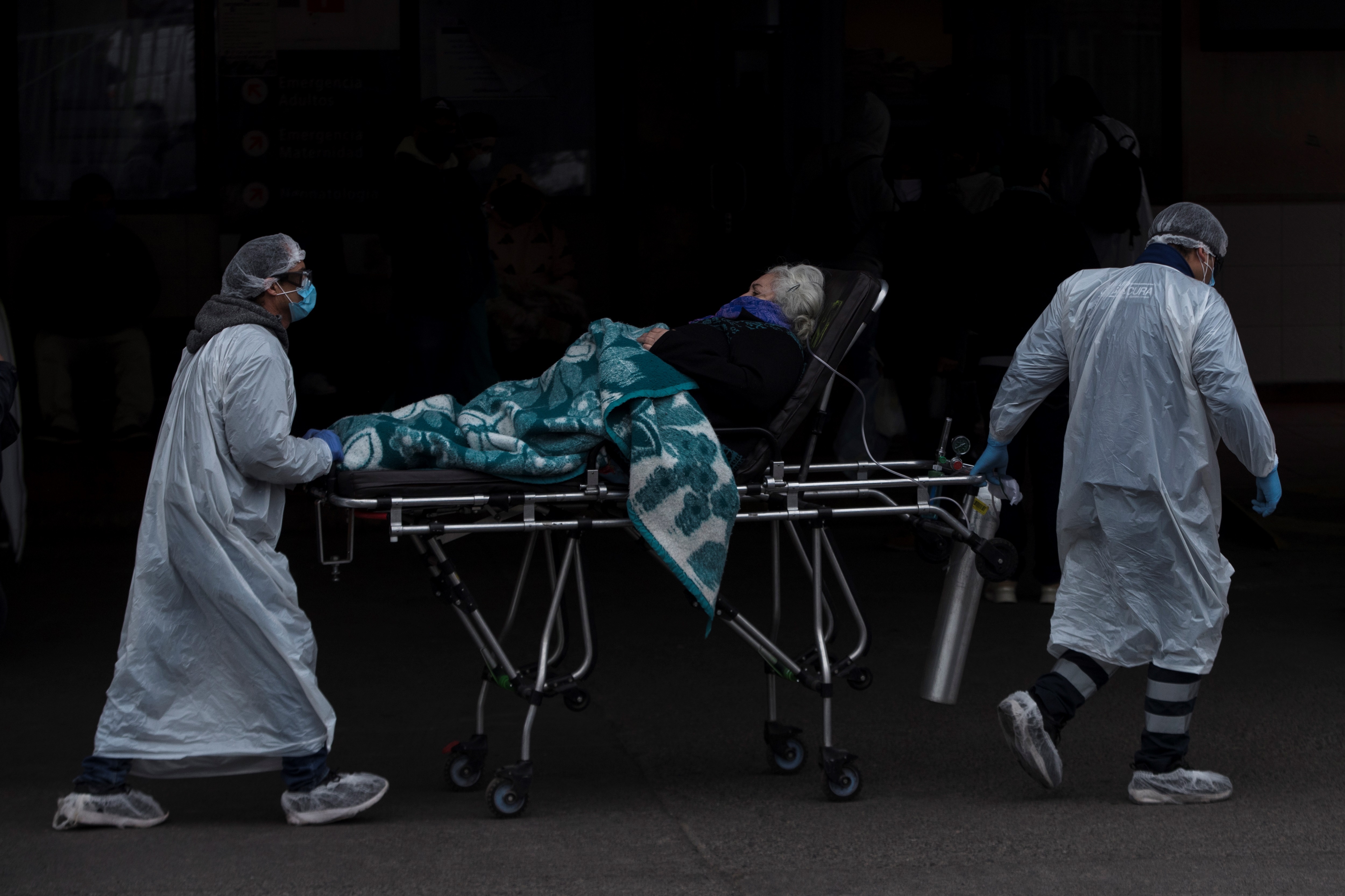 Un hospital chileno colapsó por falta de camas para pacientes de  coronavirus en estado crítico: “Estoy eligiendo, que Dios me ilumine” -  Infobae