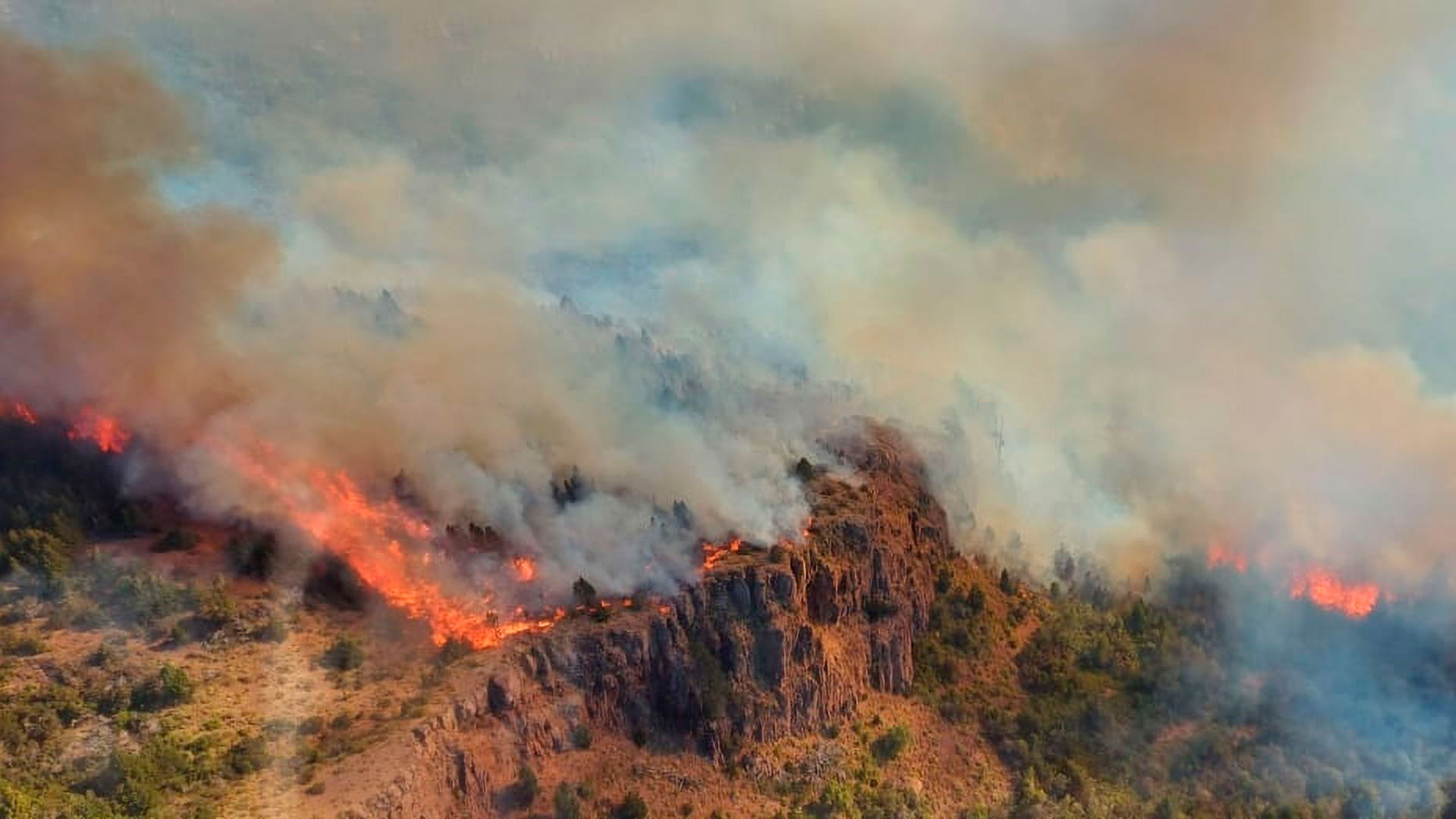 No da tregua el fuego en Los Alerces: afecta 1.400 hectáreas, quemó 10 casas y otras construcciones 