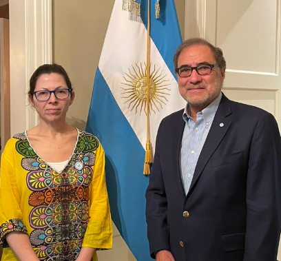 La ministra de Economía, Silvina Batakis, junto al embajador argentino en los EEUU, Jorge Argüello