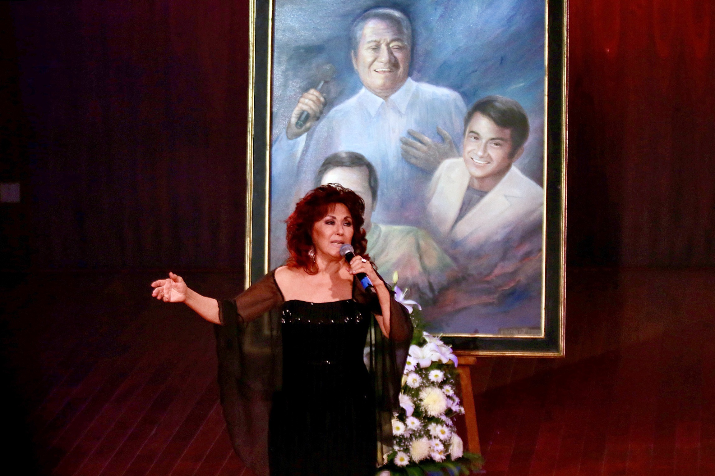 La embajadora de la canción yucateca en Latinoamerica, Maricarmen Pérez, participa en un homenaje al cantautor mexicano Armando Manzanero tras un año de su fallecimiento, hoy, en el Palacio de la Música, en Mérida (Foto: EFE)
