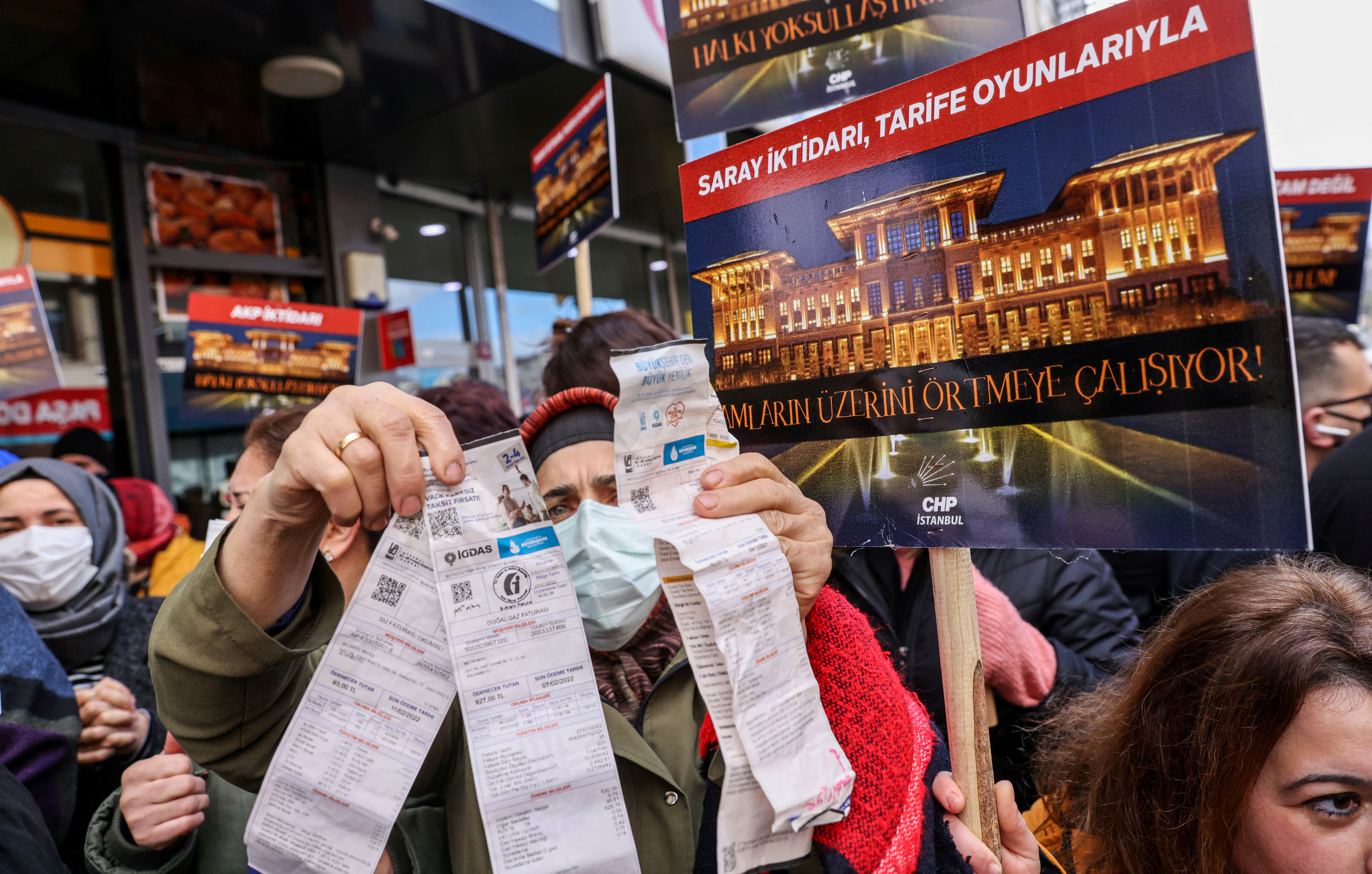 Una mujer muestra sus facturas de servicios públicos durante una protesta contra los altos precios de la energía en Estambul, Turquía, el 9 de febrero de 2022. (REUTERS/Umit Bektas)