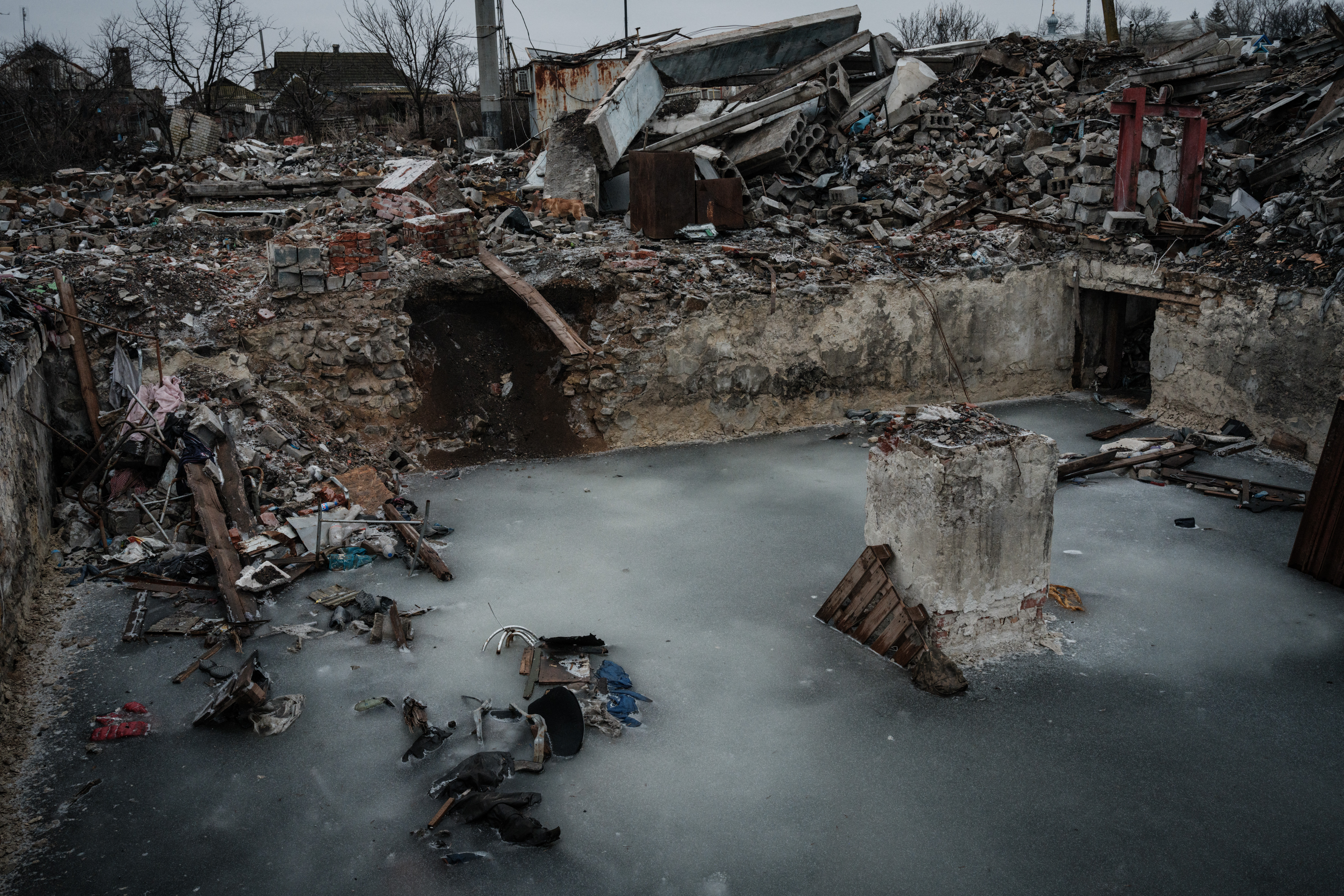Un edificio destruido en Bogoyavlenka. Ante la intensificación de los bombardeos y la falta de electricidad y de agua potable, más de la mitad de los 300 habitantes que quedaban decidieron marcharse.(YASUYOSHI CHIBA / AFP)