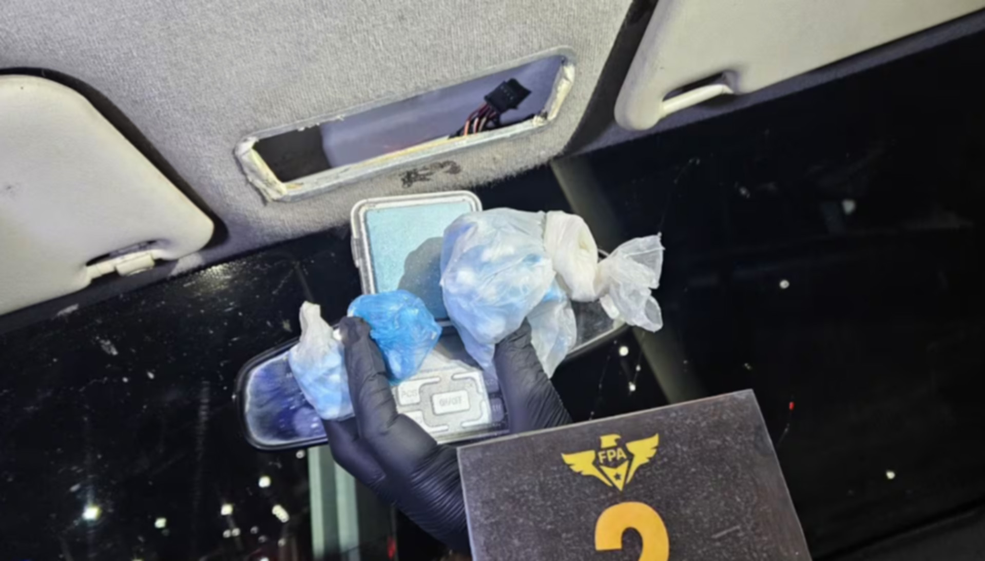 Atraparon a dos j&oacute;venes que ocultaban 150 dosis de droga y una balanza en el techo de su auto