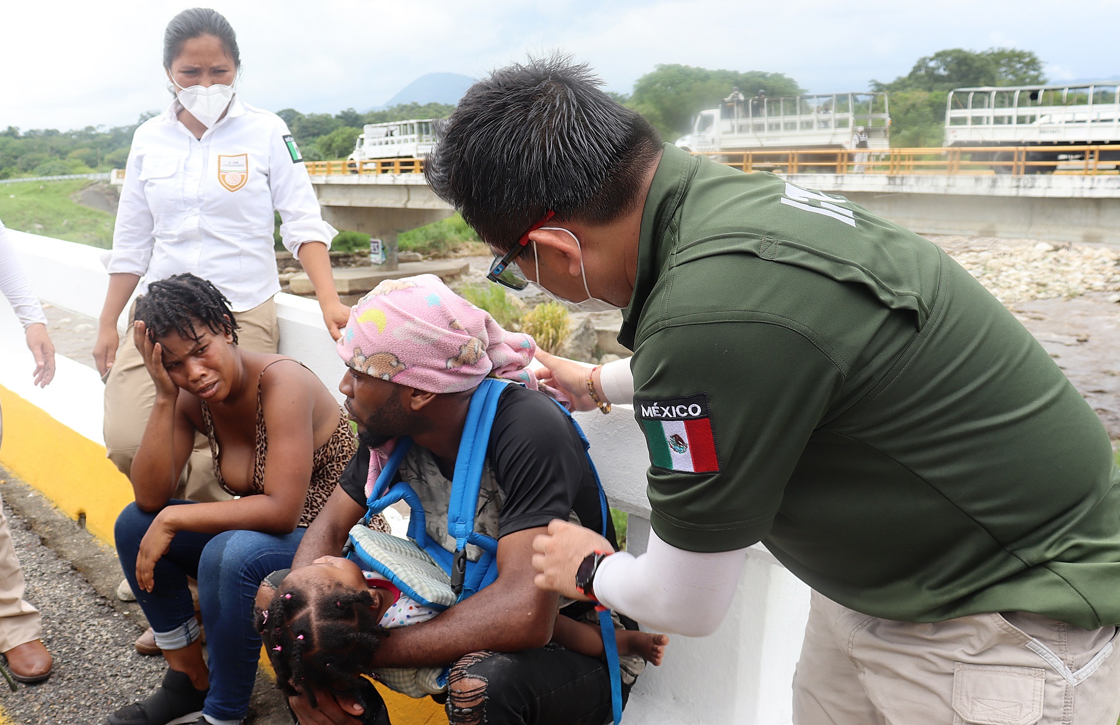 Migrantes centroamericanos fueron interceptados por personal de Instituto Nacional de Migracion (INM) hoy, sobre la autopista del municipio de Mapastepec, en el estado de Chiapas (México). EFE/Juan Manuel Blanco
