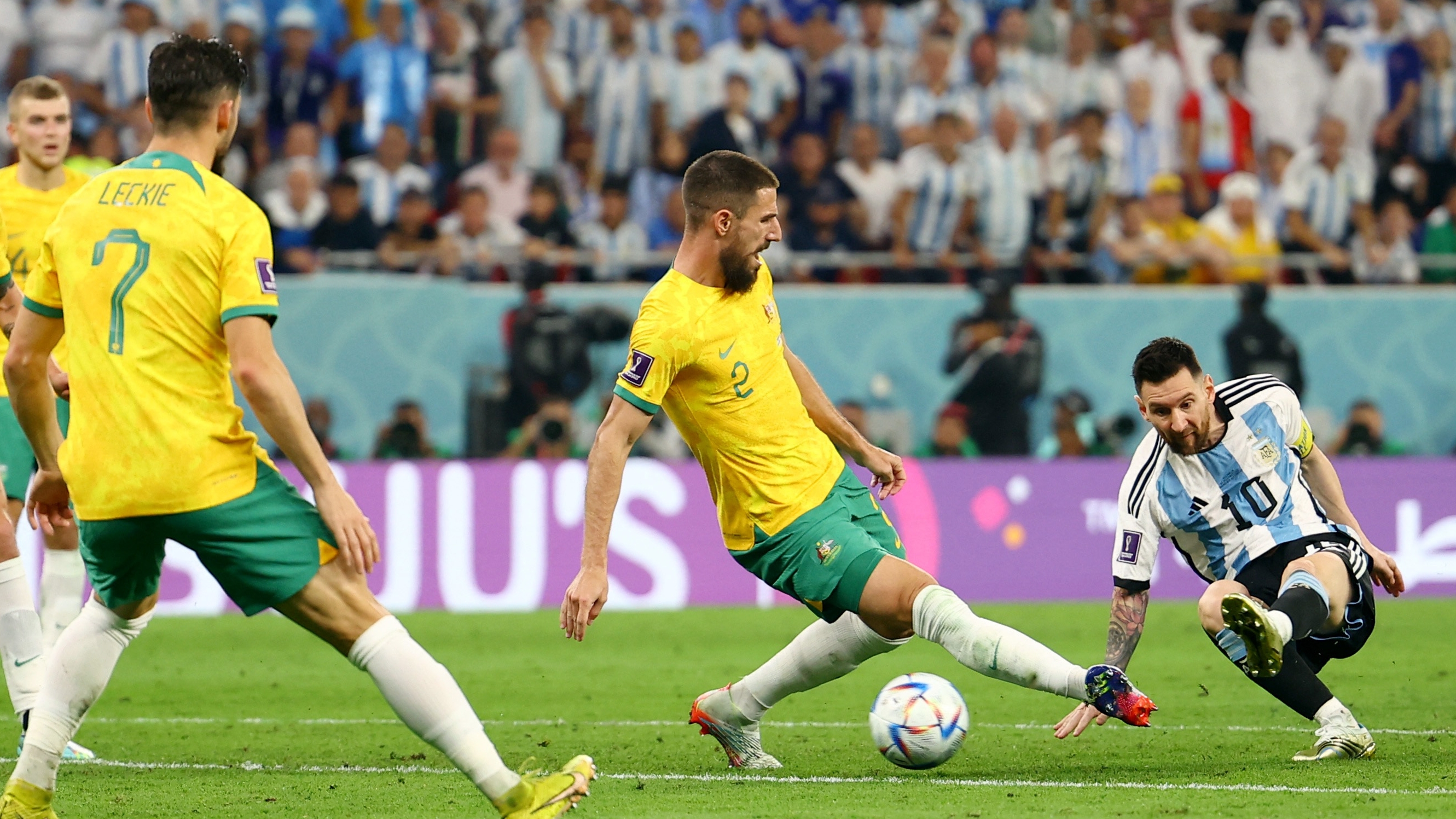 Messi tuvo una nueva chance de gol (REUTERS/Kai Pfaffenbach)