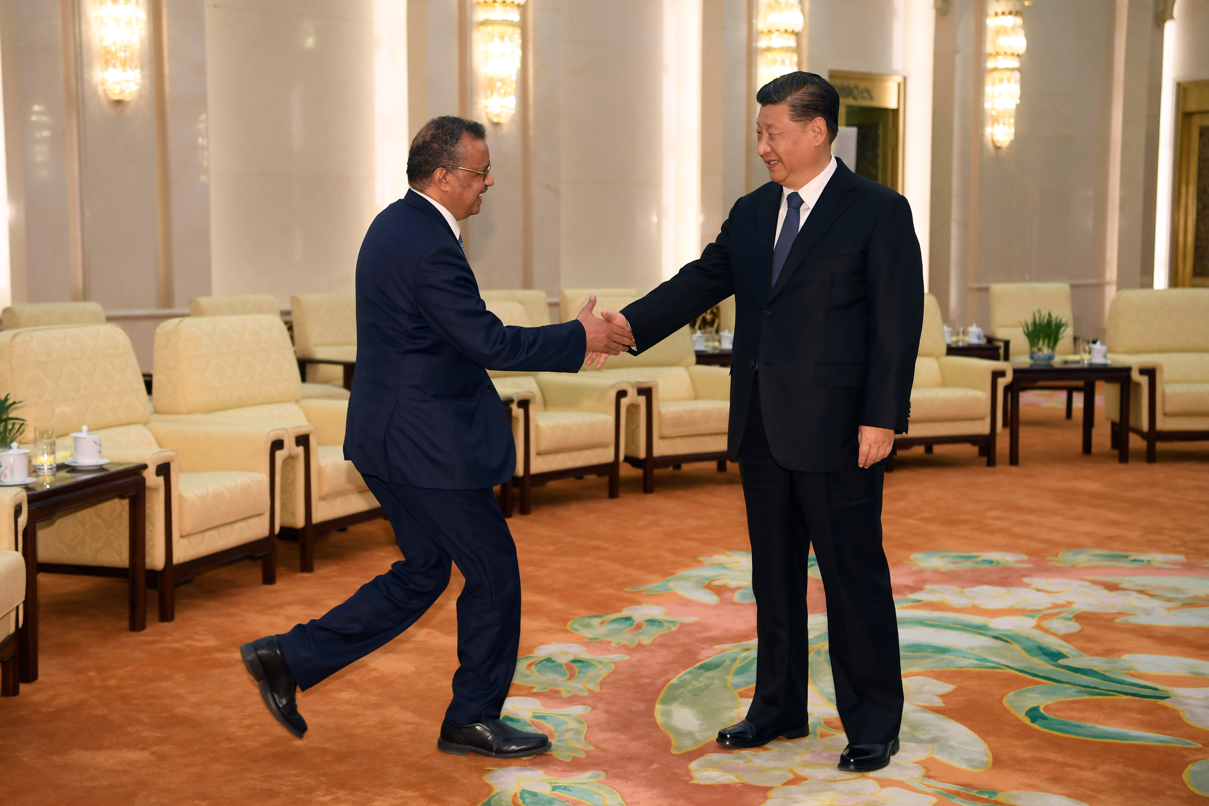 Tedros Adhanom, director general de la Organización Mundial de la Salud saluda al jefe del régimen chino, Xi Jinping, cuando el coronavirus ya era una realidad y comenzaba a expandirse por el mundo, el 28 de enero de 2020 (Reuters)