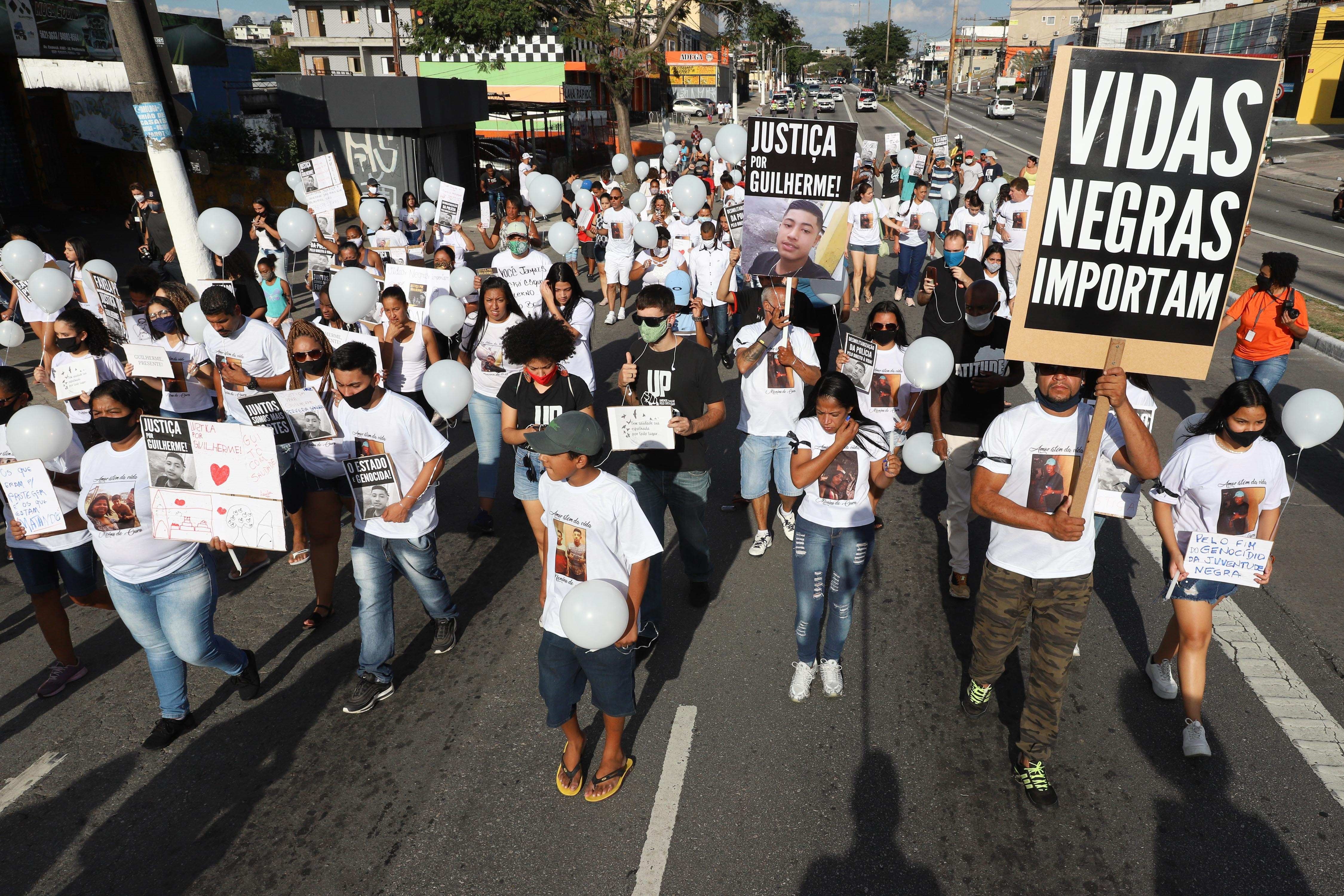 Cientos de personas en una marcha silenciosa pidiendo justicia por la muerte de un chico negro a manos de la policía en Vila Clara, Sao Paulo. La mitad de la población es afrodescendiente y no tienen las mismas oportunidades que los blancos. (EFE/LeoBarrilari)
