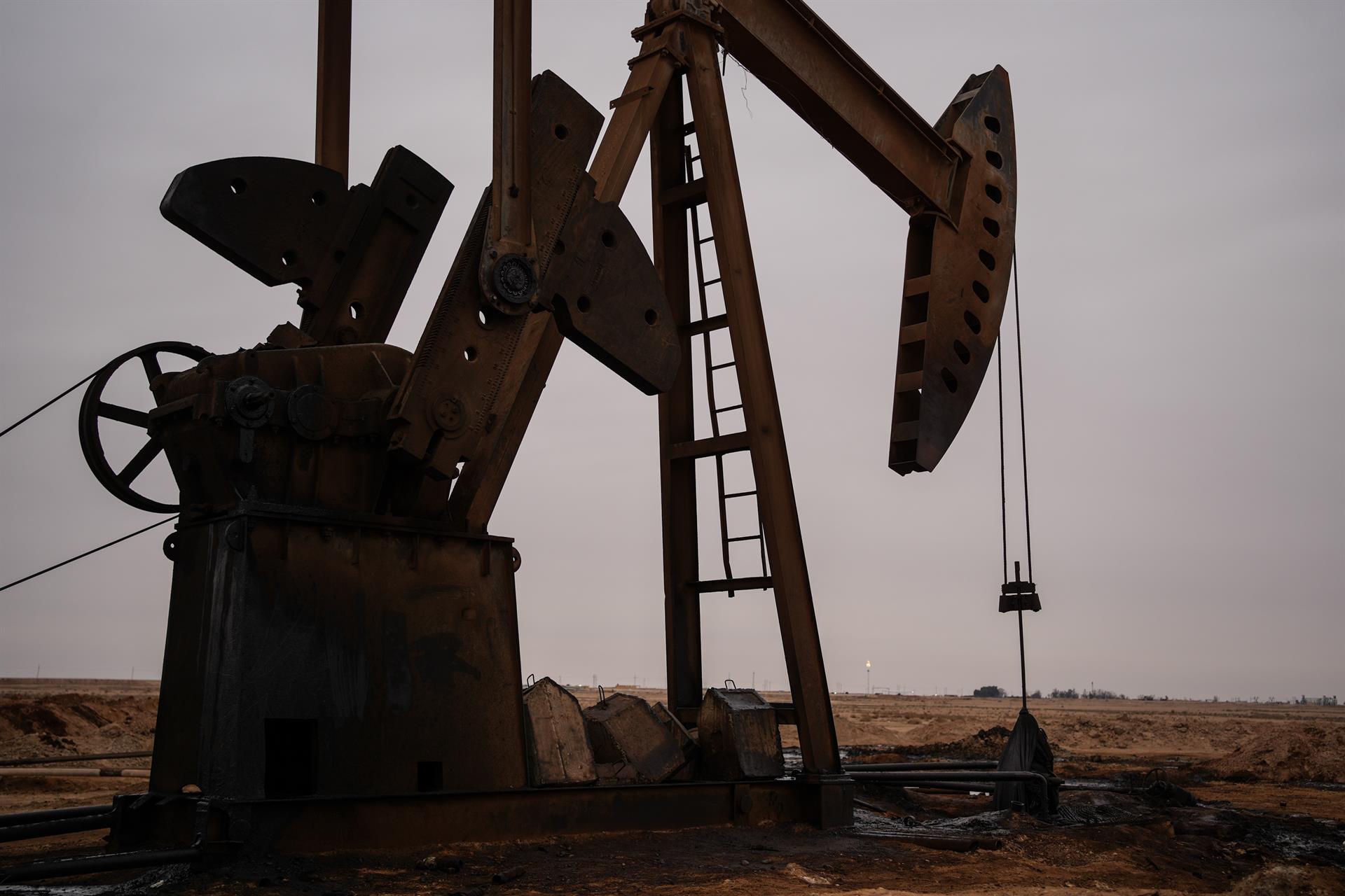 El petr&oacute;leo baj&oacute; de los 80 d&oacute;lares mientras los mercados esperan detalles del pacto entre Estados Unidos e Ir&aacute;n