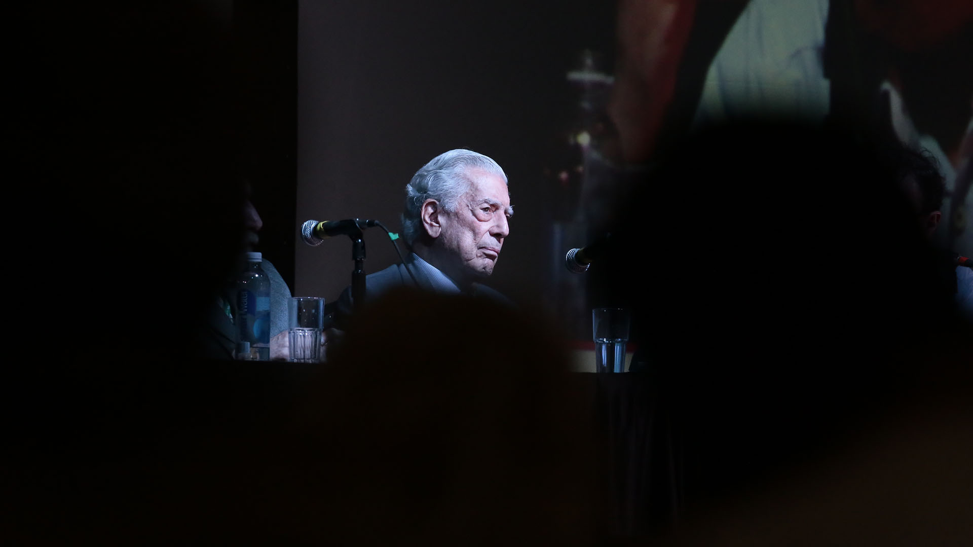 Mario Vargas Llosa durante su última visita a Buenos Aires, en marzo de 2022, durante la presentación del convenio entre la Cátedra Vargas Llosa y la Fundación El Libro (Foto: Luciano González)