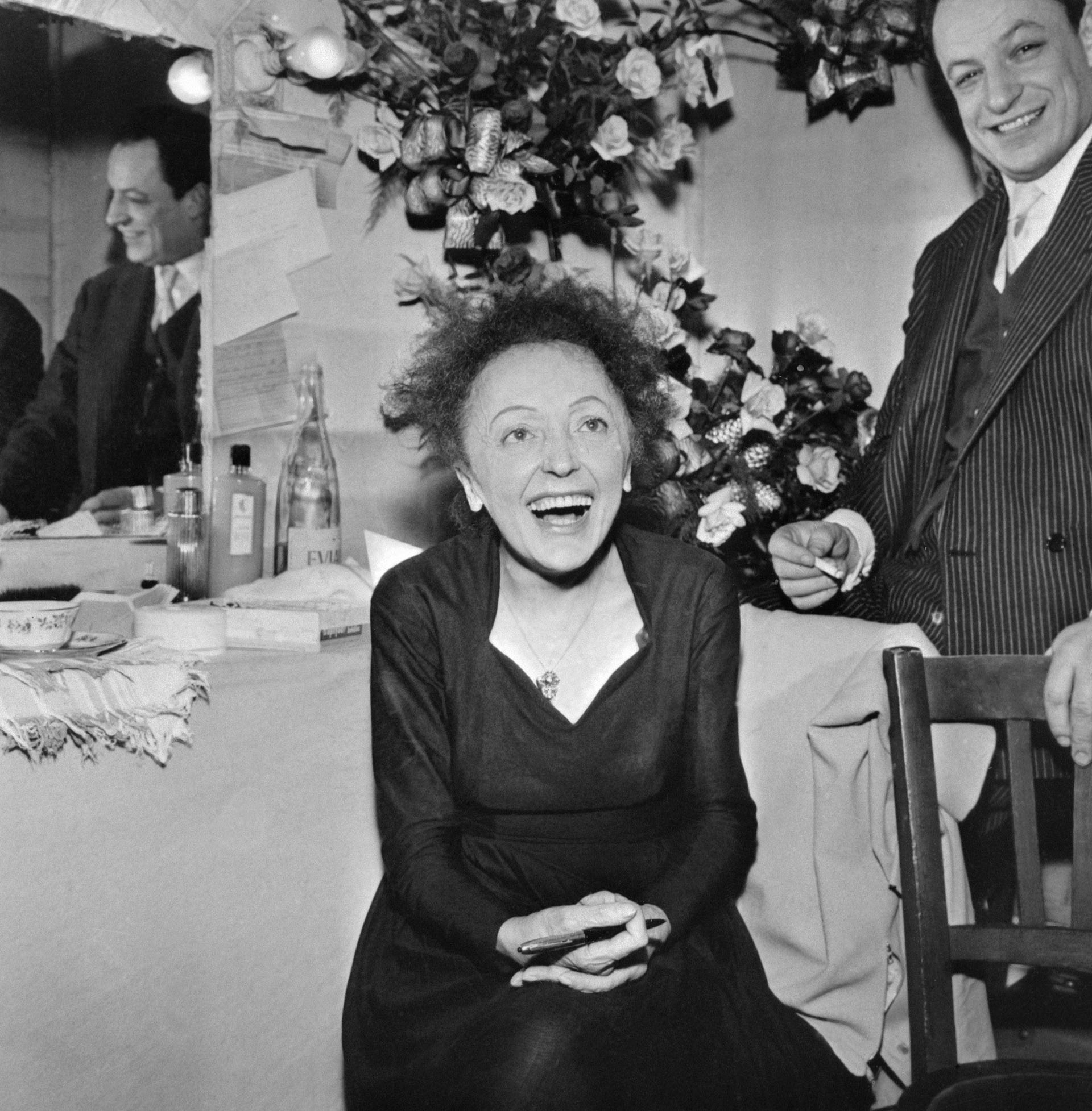 El 30 de diciembre de 1960, Édith Piaf posa con el compositor Charles Dumont en París. 