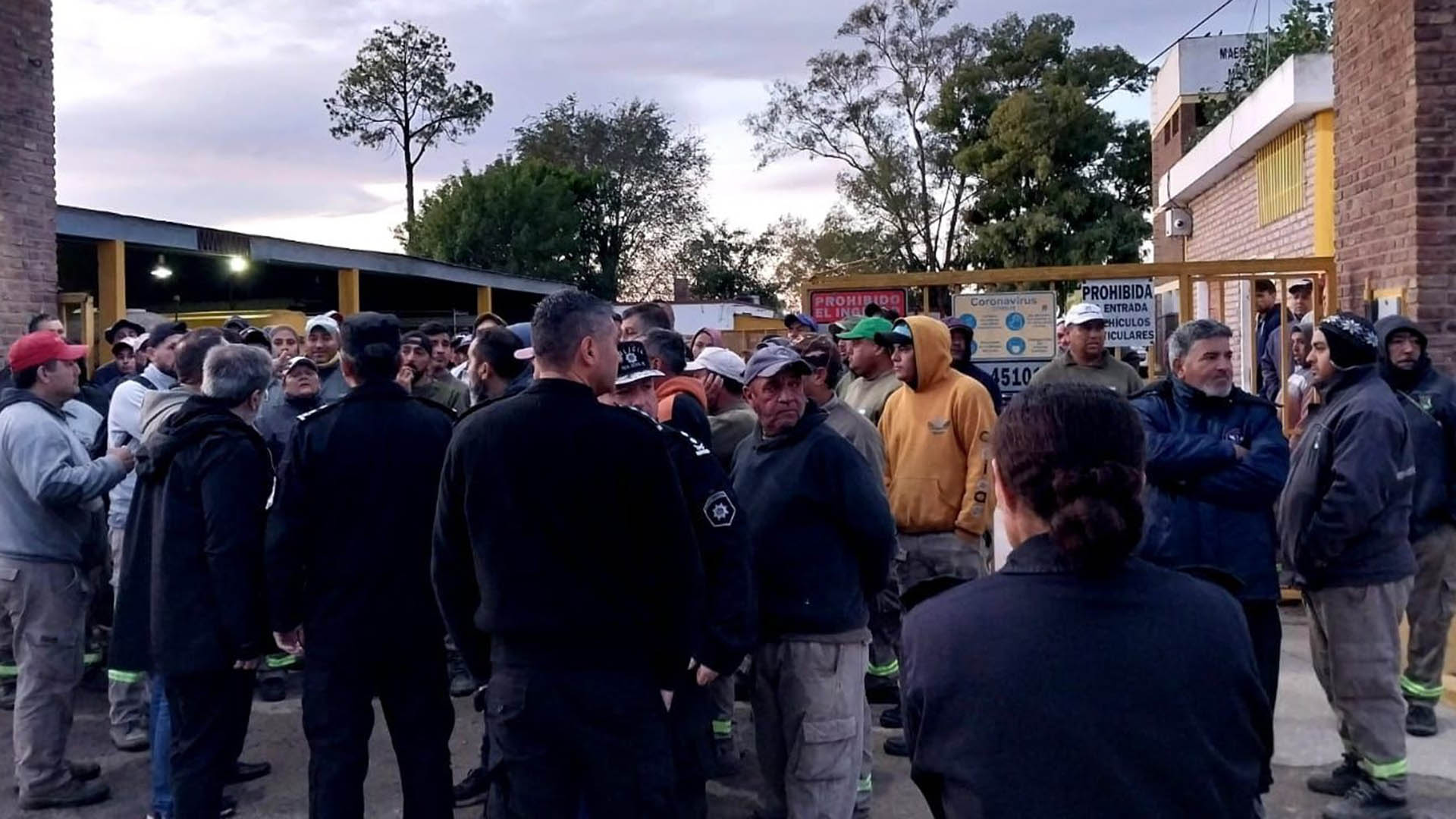 Santa Fe: violento enfrentamiento entre la policía y gremialistas que desde hace 20 días bloquean un municipio 
