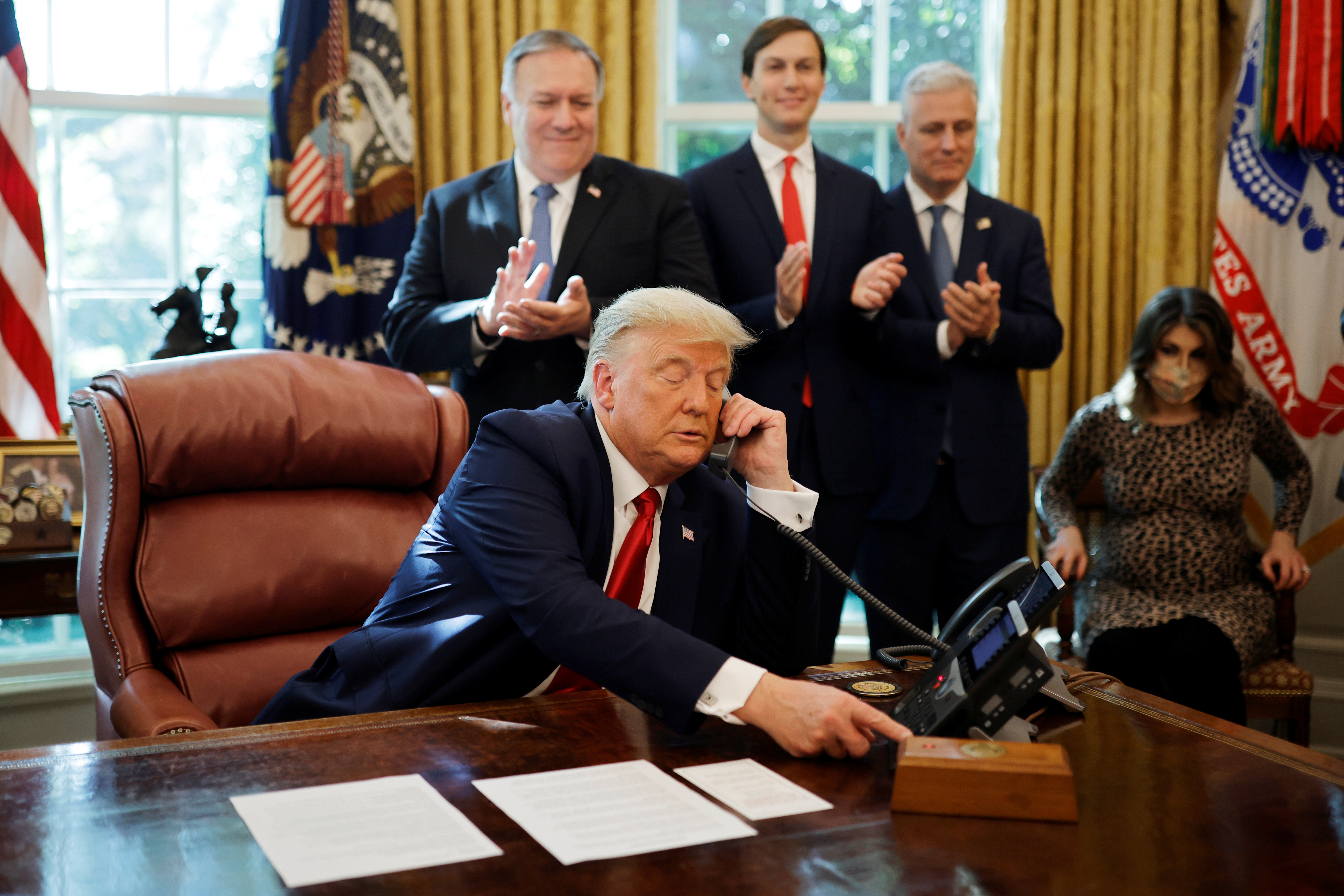 Trump durante su llamada con los jefes de Estado de Israel y Sudán. Foto: REUTERS/Carlos Barria
