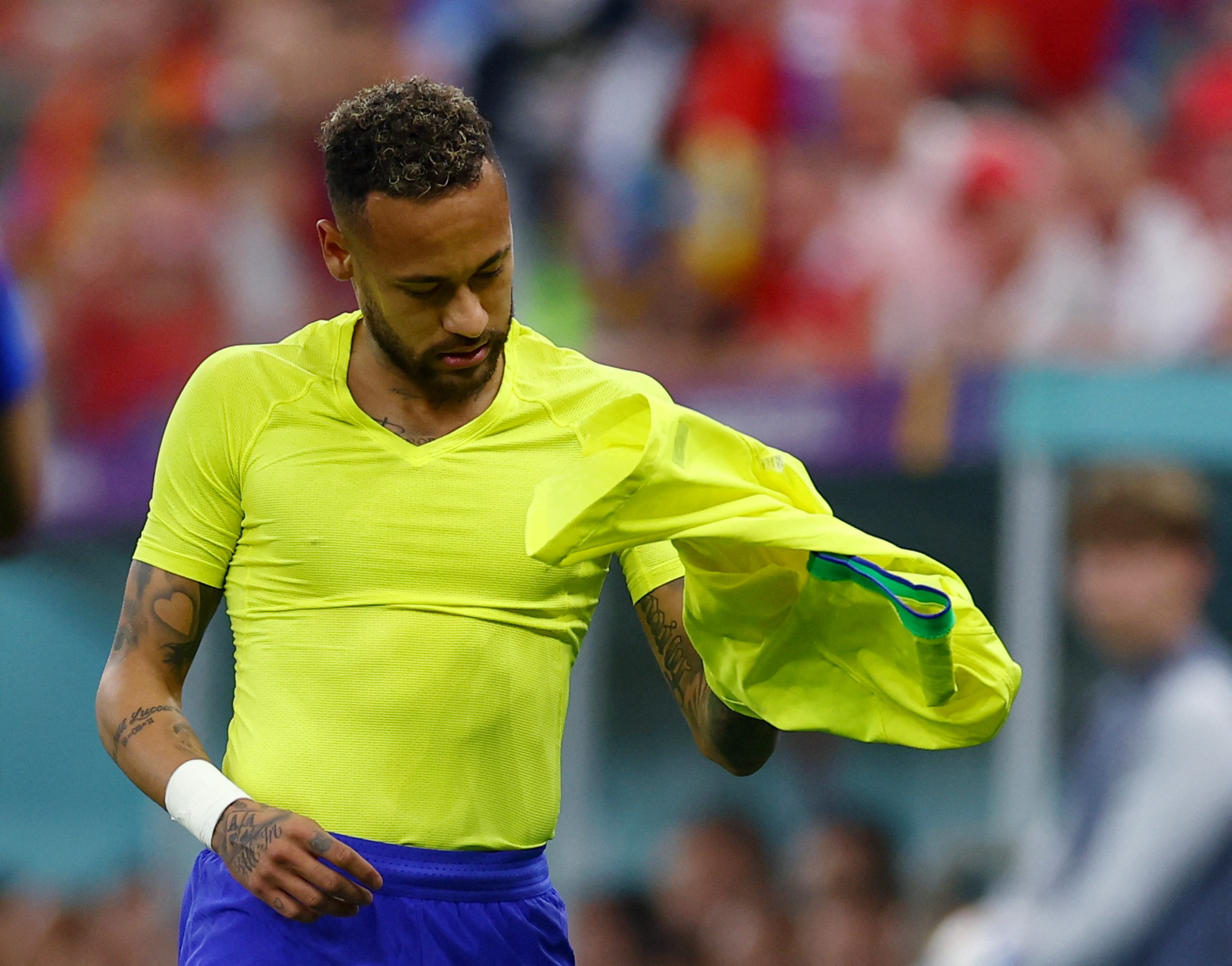 Neymar se sacó la camiseta en el partido ante Serbia por el Mundial de Qatar (REUTERS/Kai Pfaffenbach)
