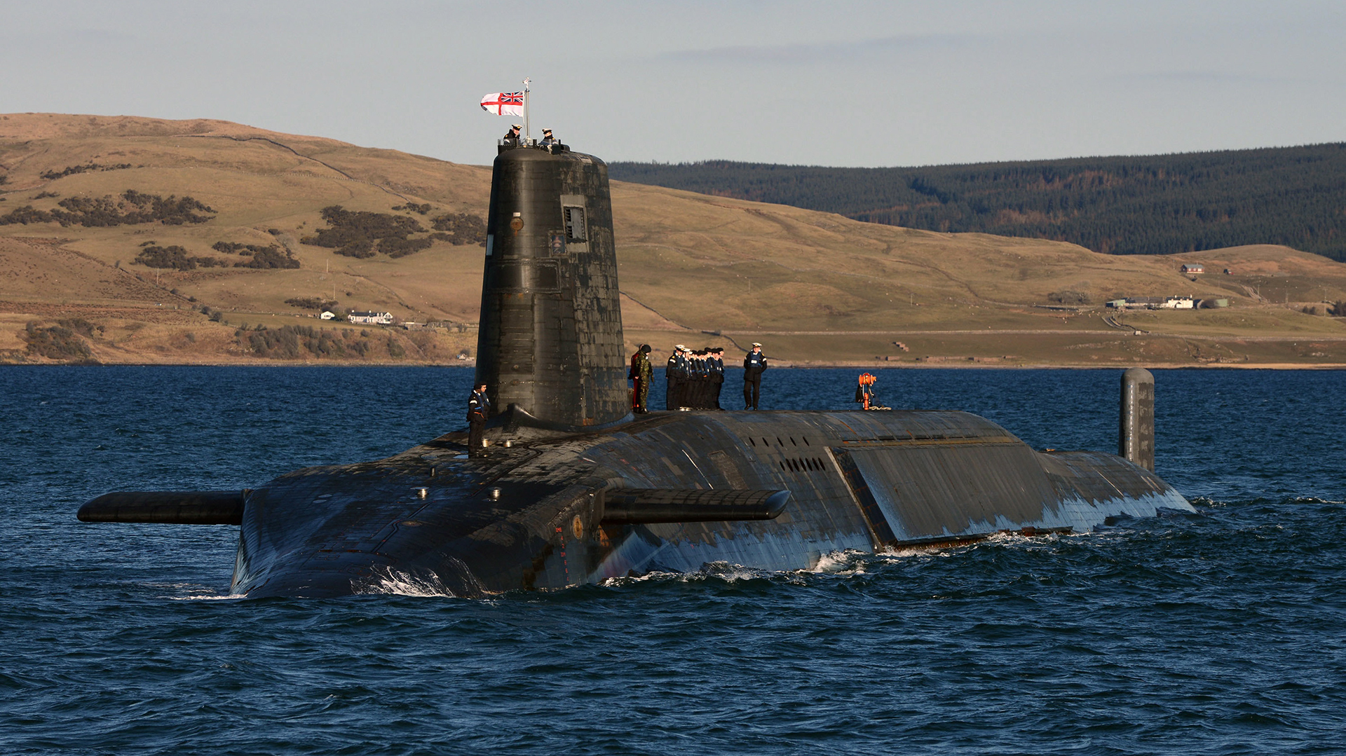 El método de lanzamiento de armas nucleares favorecido por el Reino Unido es de los misiles balísticos disparados por submarinos. En la foto el HMS Victorious
