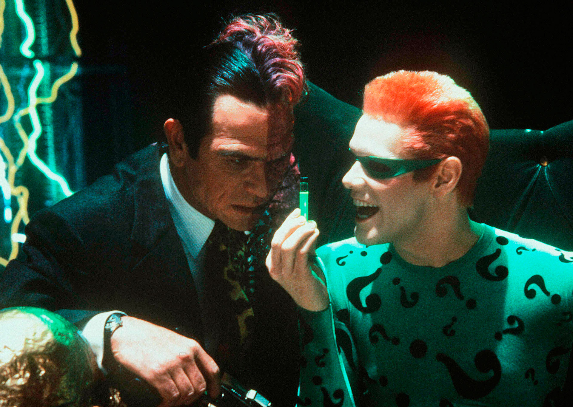 Jim Carrey y Tommy Lee Jones en las grabaciones de Batman Forever, en la que al parecer surgió la enemistad entre los colegas.

Shutterstock