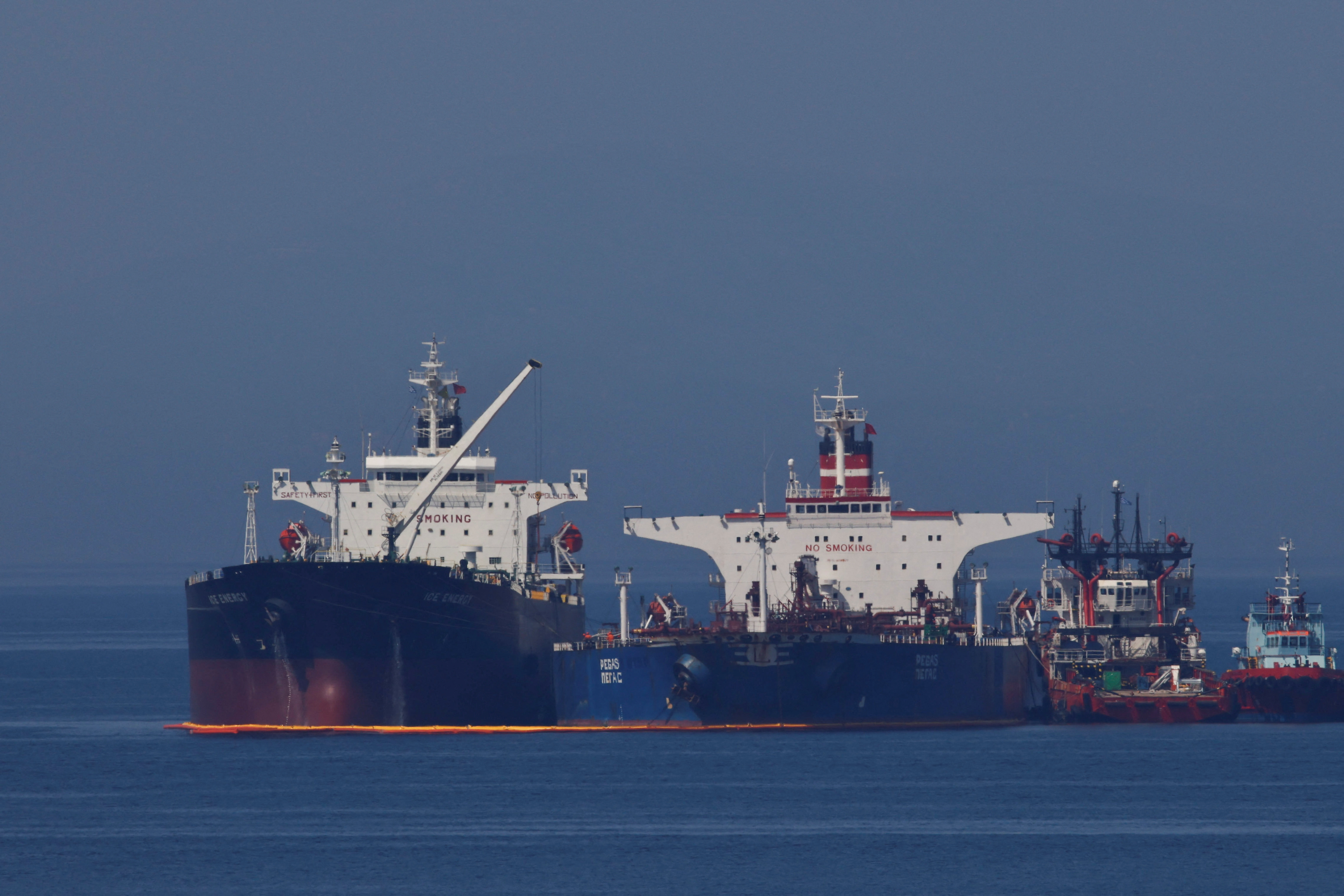 El buque de Liberia Ice Energy transfiriendo petróleo al buque iraní   Lana (ex Pegas) en las costas de Karystos, Grecia (REUTERS/Costas Baltas)