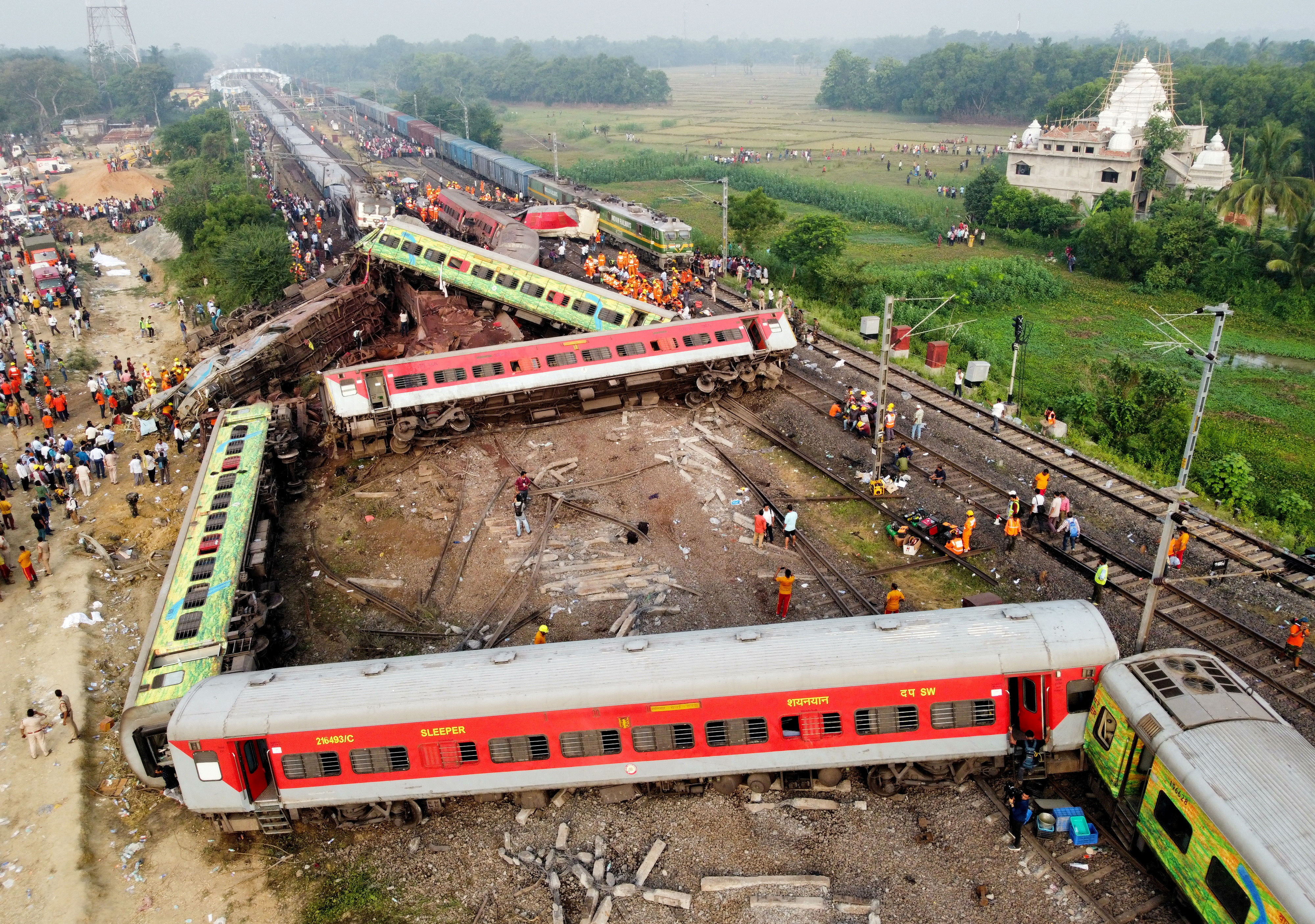 El accidente tuvo lugar en torno a las 19:20 hora local, en las proximidades de la estación de Bahanaga, en el estado de Odisha. (REUTERS)