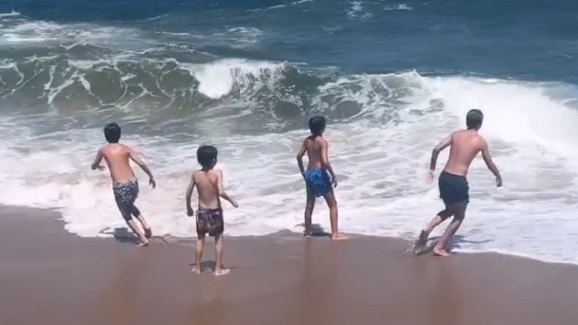 Lolo Tinelli y los hijos de Wanda Nara se hicieron amigos y jugaron juntos en la playa