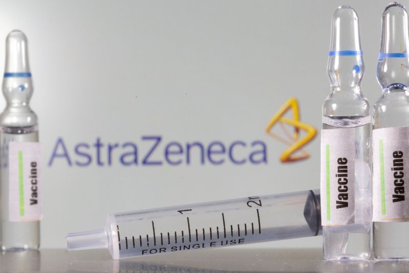 Viales con etiquetas que dicen "Vacuna" frente a logo de AstraZeneca, 9 septiembre 2020.
REUTERS/Dado Ruvic/