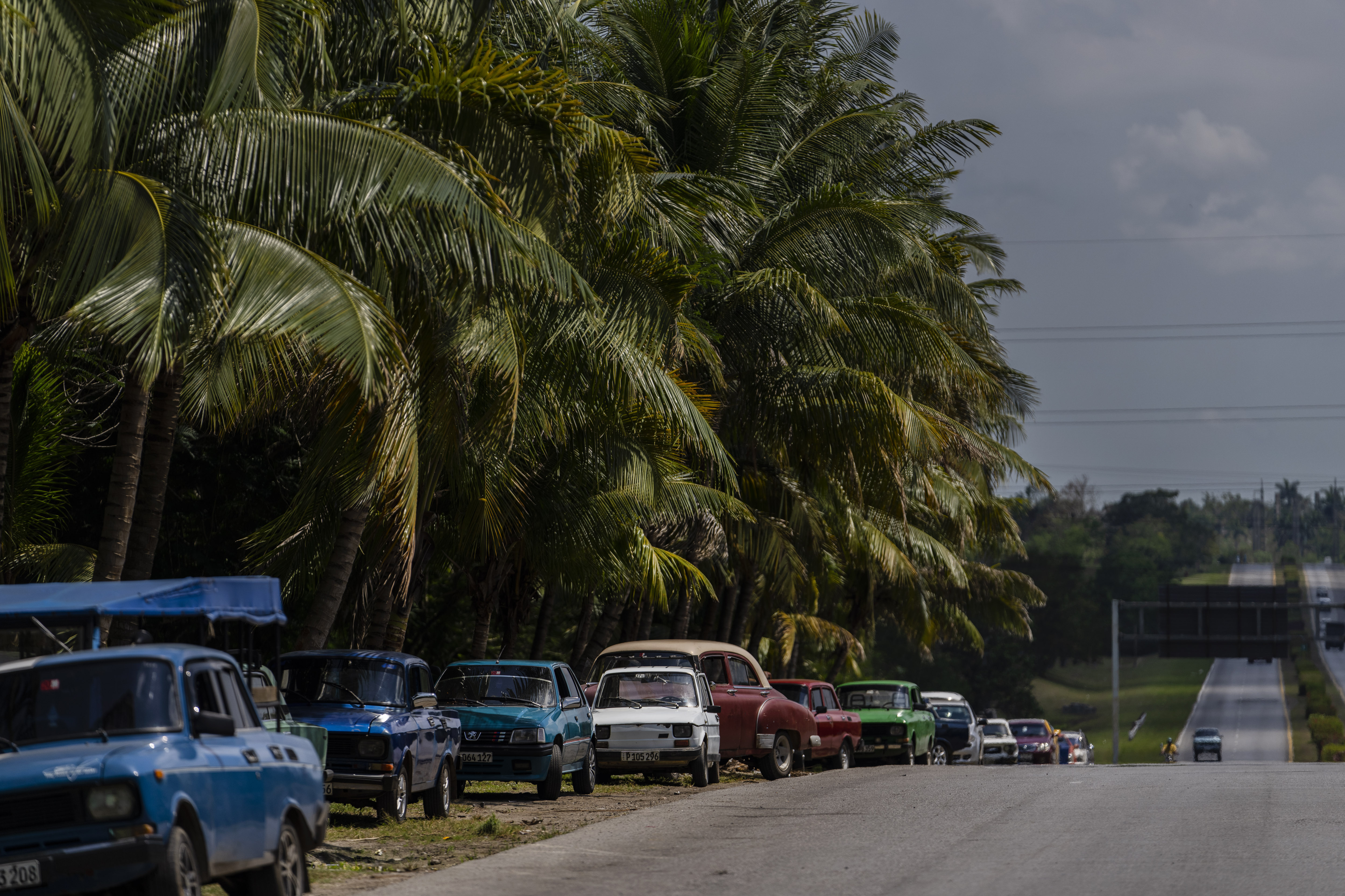 La gente hace fila para poder reabastecer sus autos en La Habana, Cuba, el lunes 24 de abril de 2023. La capital de Cuba ha estado restringiendo las ventas de combustible, amenazando con debilitar aún más una economía tambaleándose por apagones de energía e inflación galopante. (Foto AP/Ramón Espinosa)