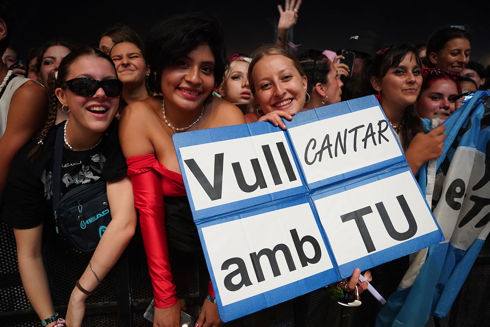 Curso breve e intensivo de catalán-español. "Quiero cantar contigo", le piden sus fans. Y ella, por supuesto, concede